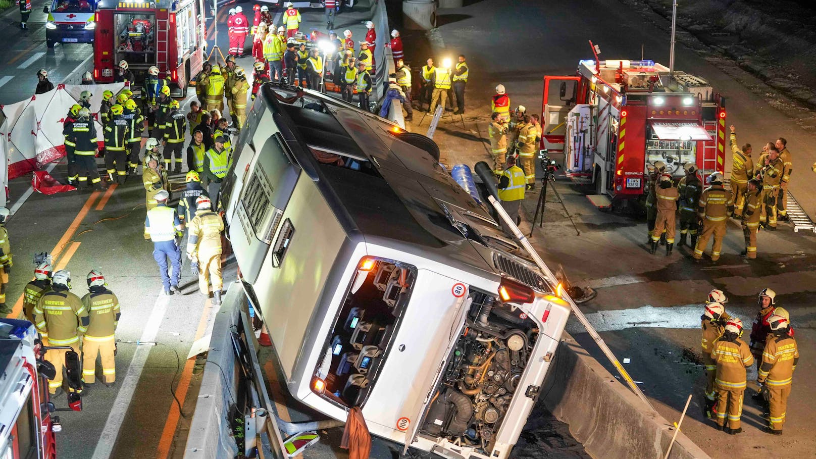 Bei einem schweren Busunfall auf der Westautobahn A1 in einem Baustellenbereich bei Thalgau sind in der Nacht auf Samstag mehrere Personen verletzt worden.