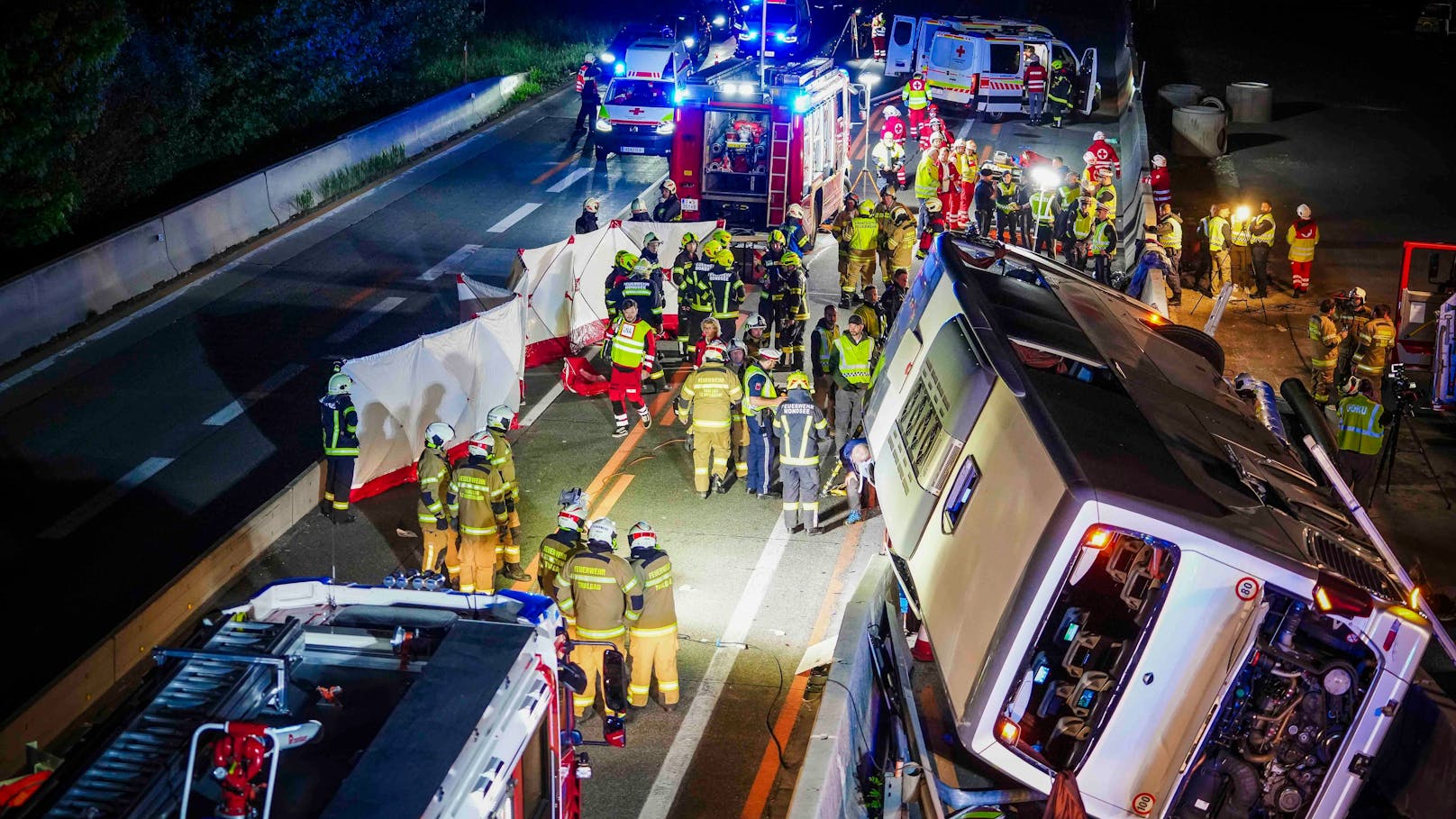 Bei einem schweren Busunfall auf der Westautobahn A1 in einem Baustellenbereich bei Thalgau sind in der Nacht auf Samstag mehrere Personen verletzt worden.