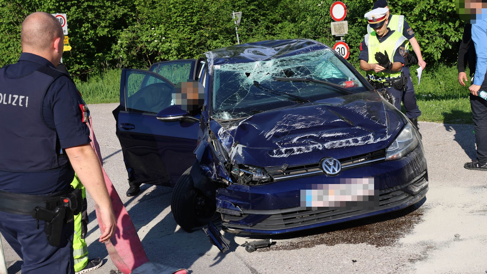 Eine verletzte Autolenkerin forderte am Freitag ein Autoüberschlag gegen einen Telefonverteilerkasten und ein Verkehrszeichen in Bad Wimsbach-Neydharting (Bezirk Wels-Land).