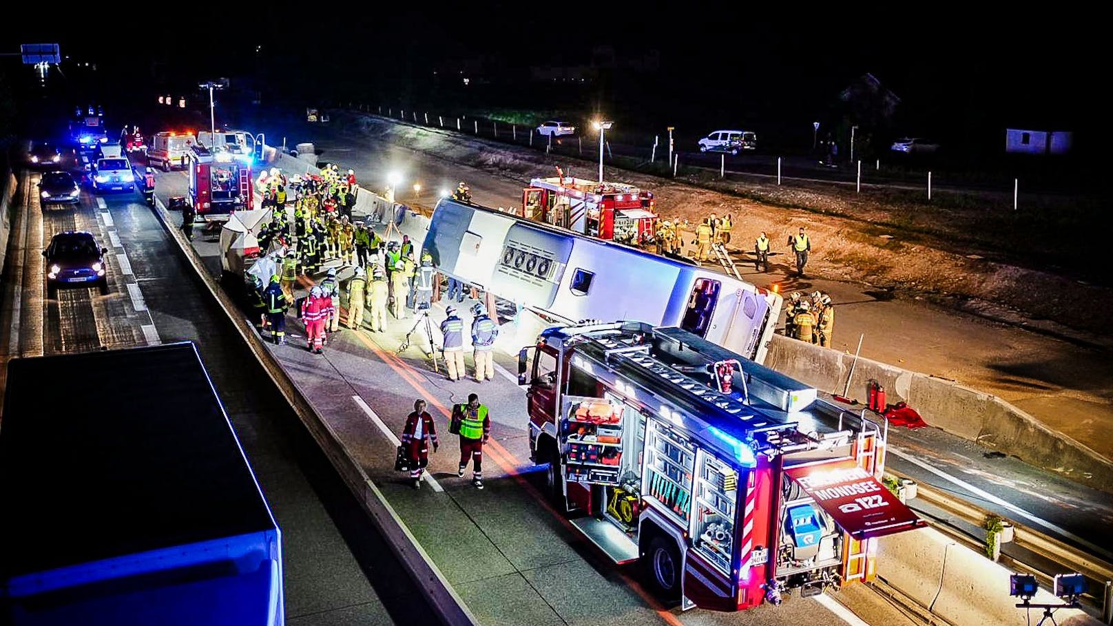 Bei einem schweren Busunfall auf der Westautobahn A1 in einem Baustellenbereich bei Thalgau sind in der Nacht auf Samstag mehrere Personen verletzt worden.