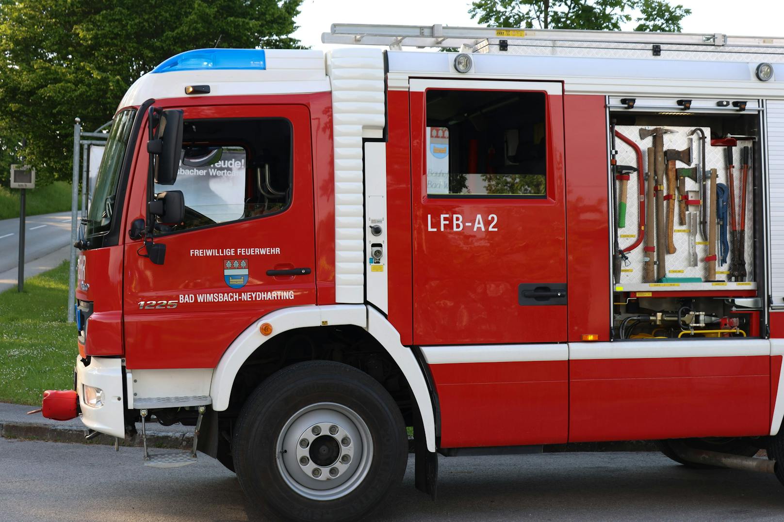 Eine verletzte Autolenkerin forderte am Freitag ein Autoüberschlag gegen einen Telefonverteilerkasten und ein Verkehrszeichen in Bad Wimsbach-Neydharting (Bezirk Wels-Land).