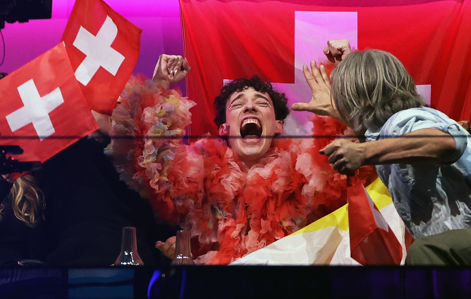 Na Grüezi! Schweizer holt ESC-Sieg und zerstört Pokal