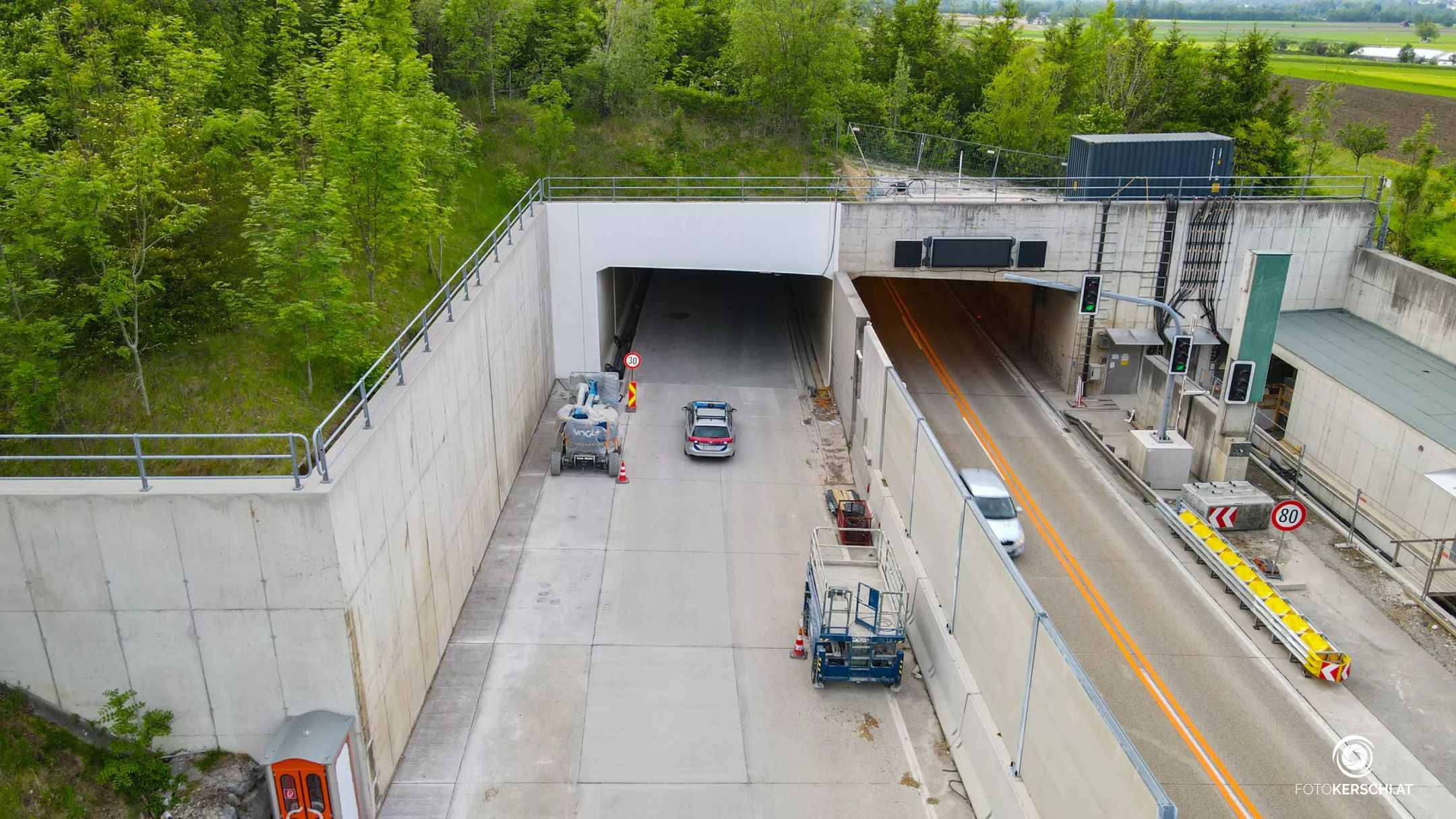 Während einer wilden Verfolgungsjagd auf der A9 krachte der Lenker zweimal gegen die Betonleitwand.