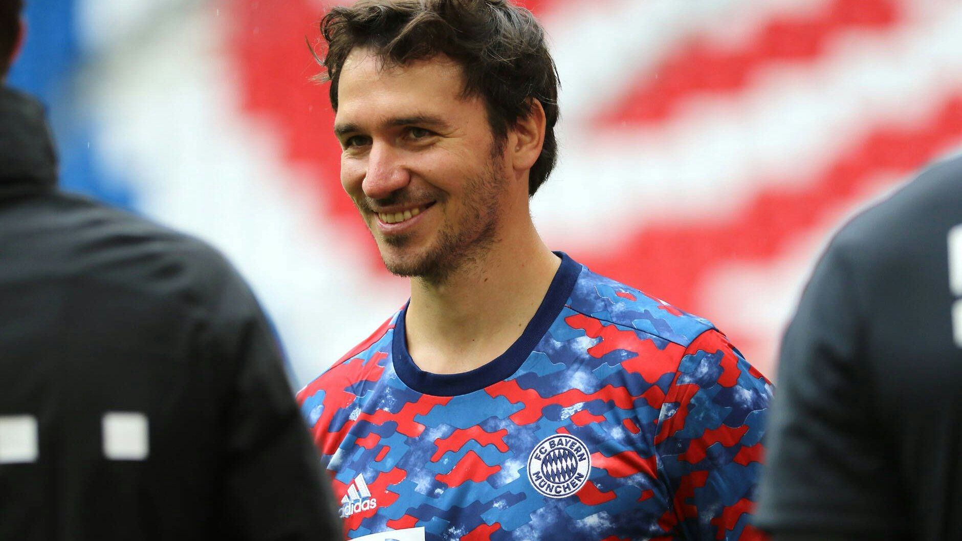 Ski-Ikone Felix Neureuther 2021 bei einem Event der Bayern im Münchner Trikot.