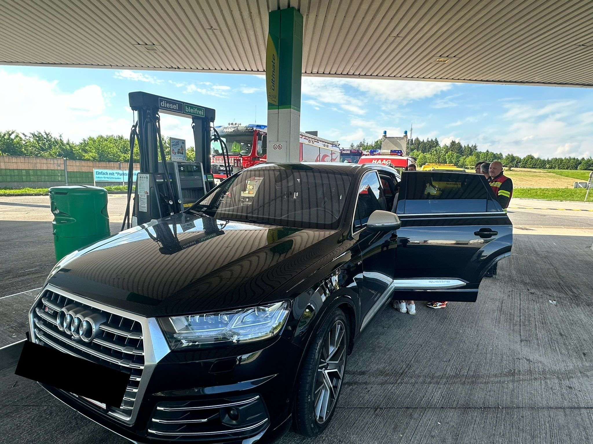 Einsatzkräfte befreiten Baby aus Auto