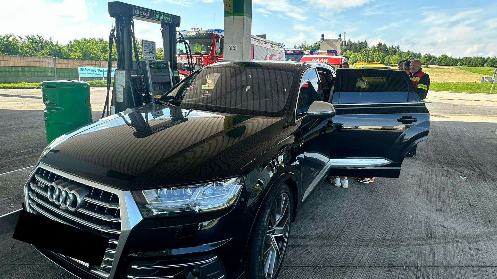 Einsatzkräfte befreite Baby aus Auto