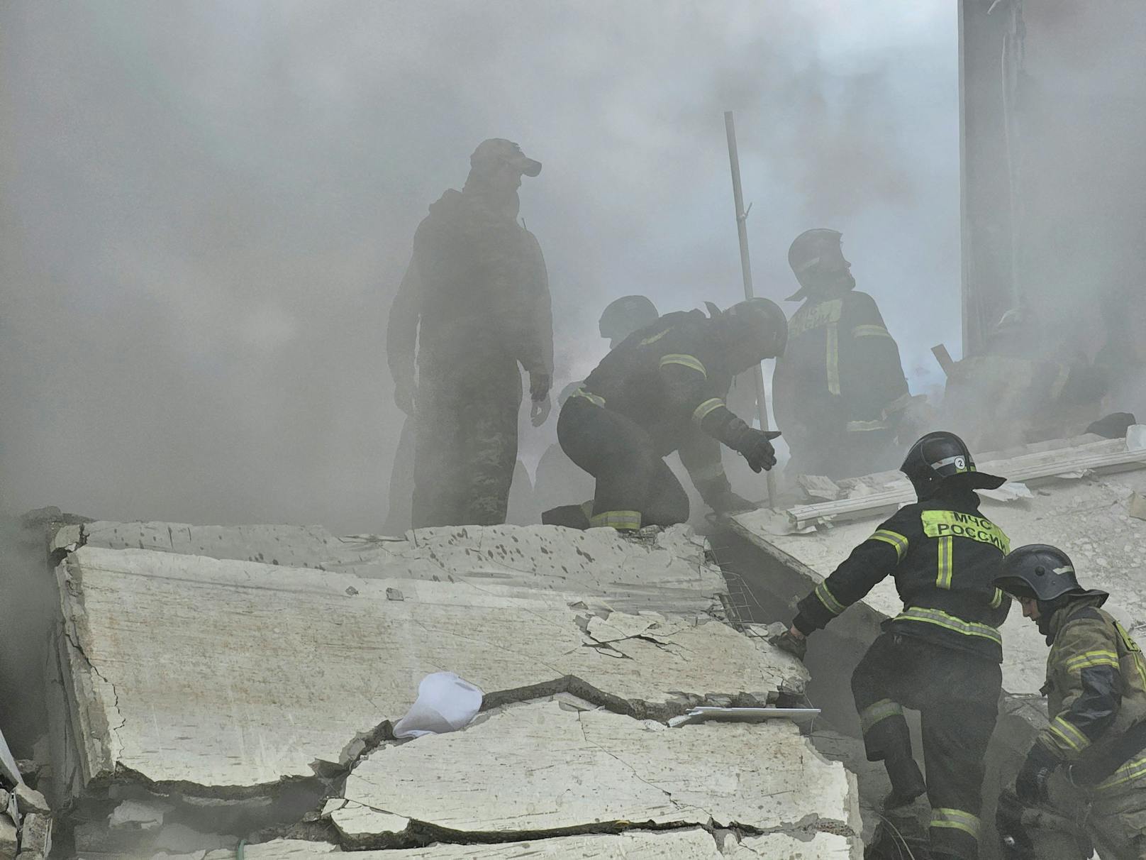 In der russischen Grenzregion Belgorod ist Berichten zufolge ein mehrstöckiges Wohnhaus bei einem Angriff schwer beschädigt worden.