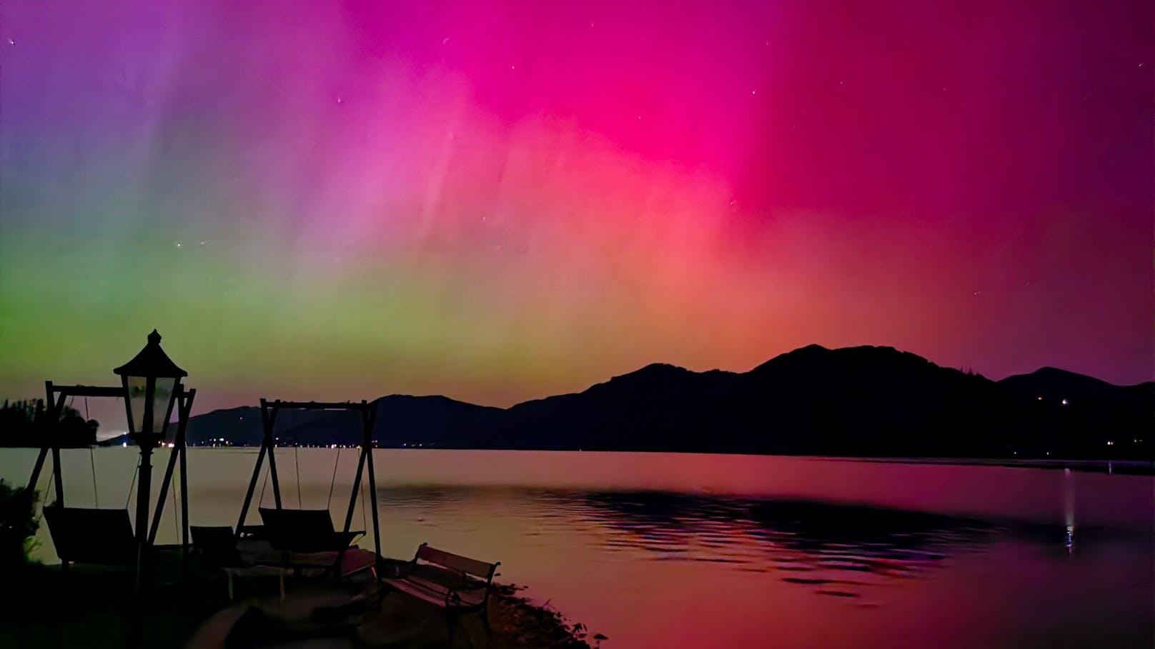 Besonders eindrucksvolle Bilder gelangen vom Hotel Stadler am Attersee, wo die Polarlichter in atemberaubenden Farben zu sehen waren.