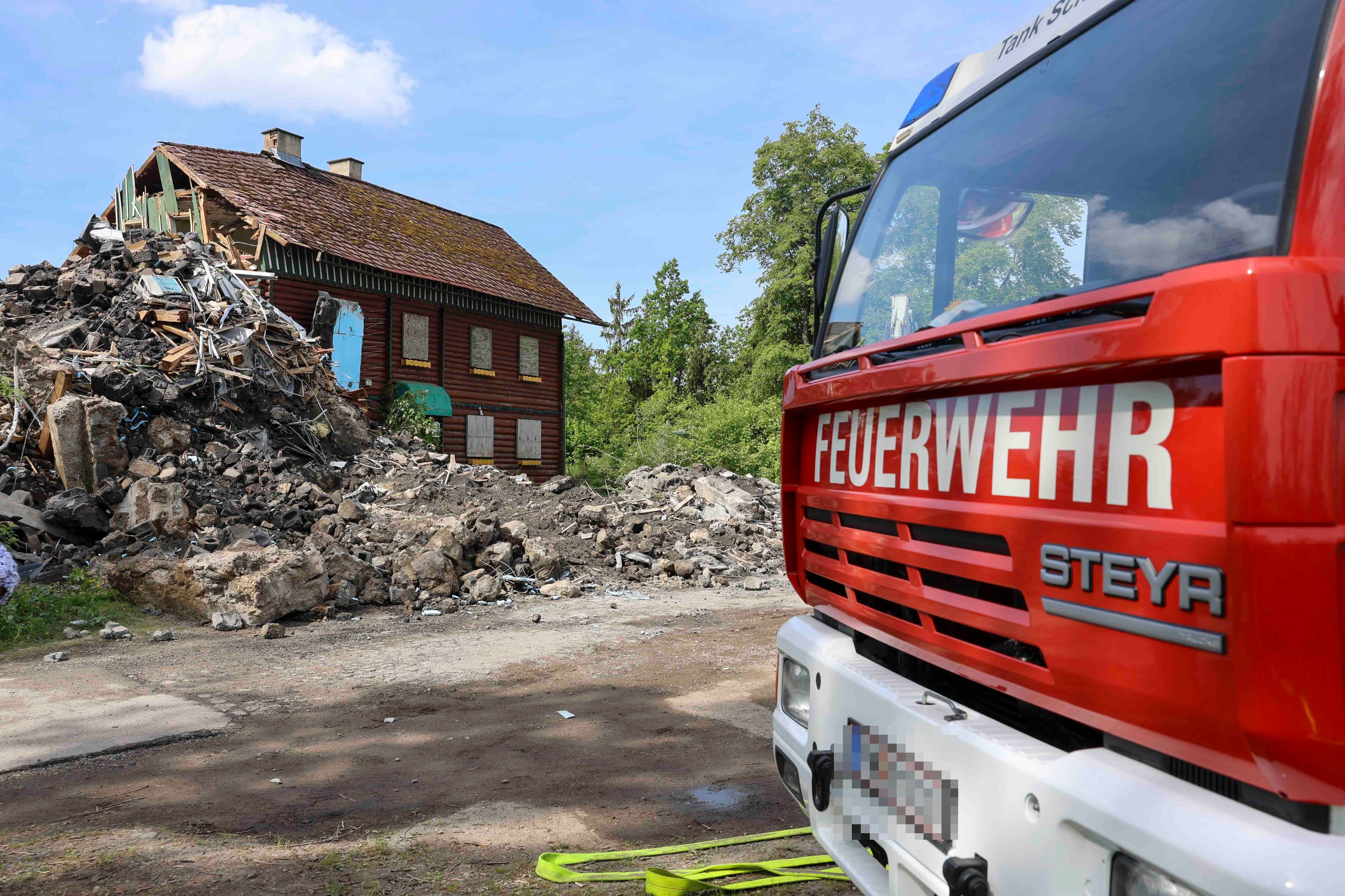 Ein ehemaliger Aussichtsturm in Schardenberg (Bez. Schärding) stürzte ein, die Feuerwehr rückte aus.