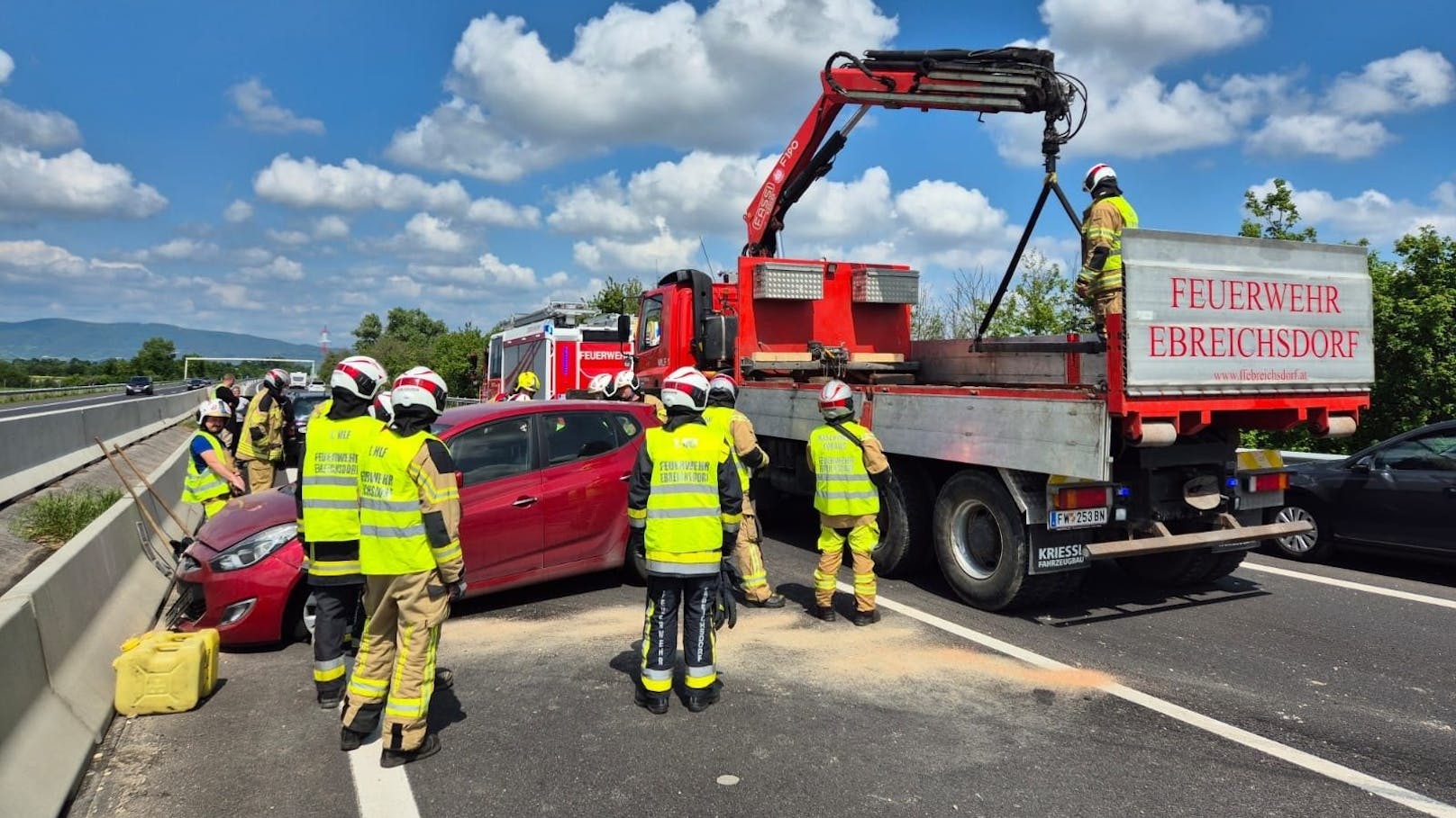 Die Feuerwehr Ebreichsdorf musste das Unfallauto mit einem Kranwagen beseitigen