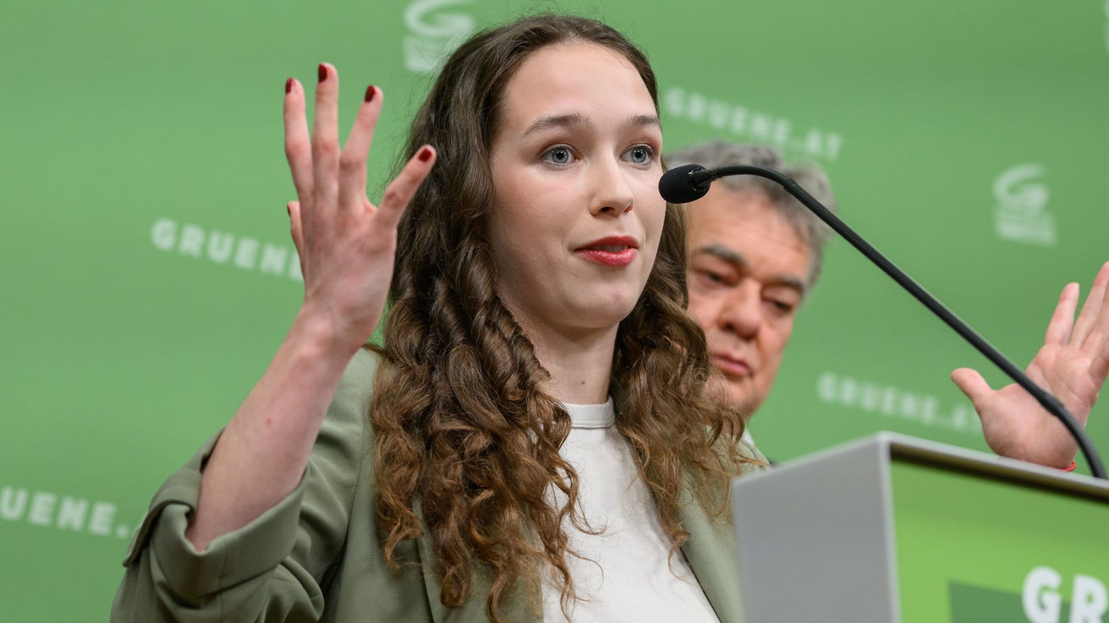 <strong>18.05.2024: "Lena, bitte hör auf": Schilling-Skandal immer heftiger.</strong> Die Causa Schilling nimmt an Brisanz zu: Ex-Freundin Bohrn Mena packt in einem Interview aus und belastet die Politikerin mit neuen Chats schwer. <a data-li-document-ref="120037173" href="https://www.heute.at/s/lena-bitte-hoer-auf-schilling-skandal-immer-heftiger-120037173">Die Details &gt;&gt;&gt;</a><a data-li-document-ref="120037303" href="https://www.heute.at/s/schilling-packt-jetzt-mit-ueberraschendem-statement-aus-120037303"></a>