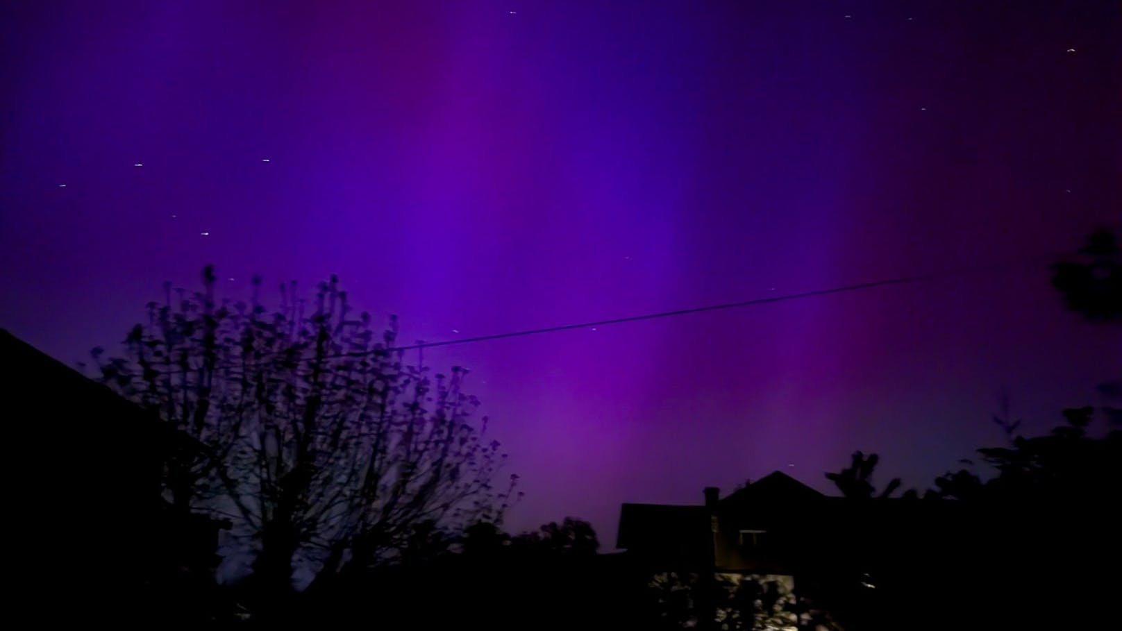 Schon in der Nacht auf Samstag erlebte Oberösterreich ein seltenes und faszinierendes Naturschauspiel: Intensive Polarlichter erhellten den Himmel.