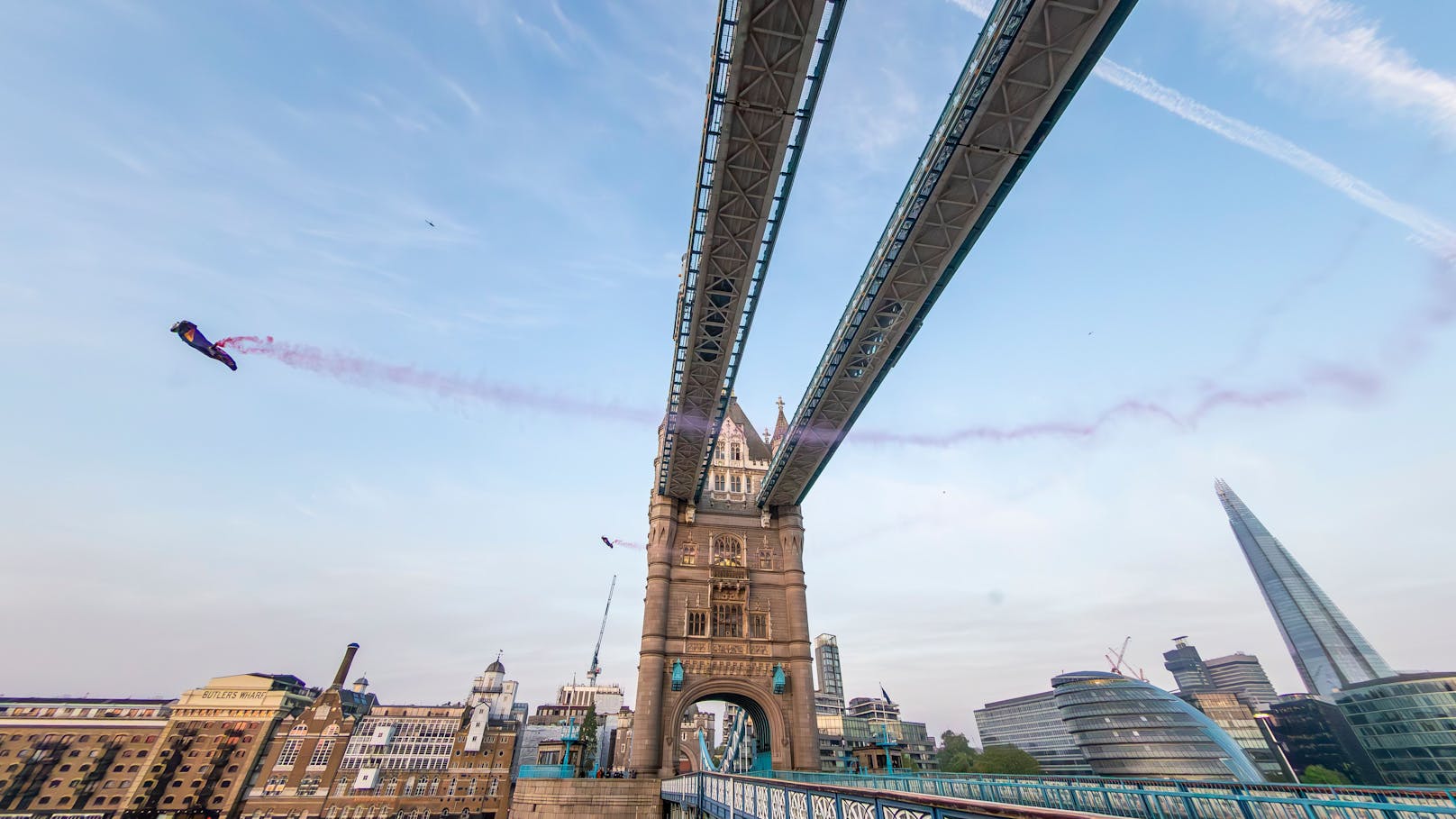 Österreicher fliegen mit 250 km/h durch Tower Bridge