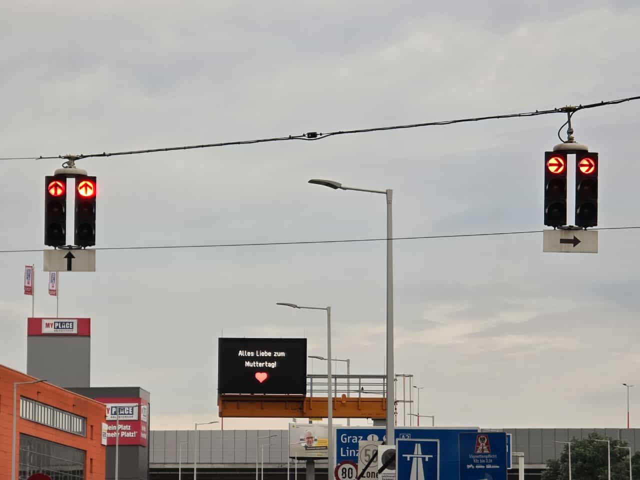 Herzliche Nachricht auf der Autobahn regt Wiener zum Nachdenken an.
