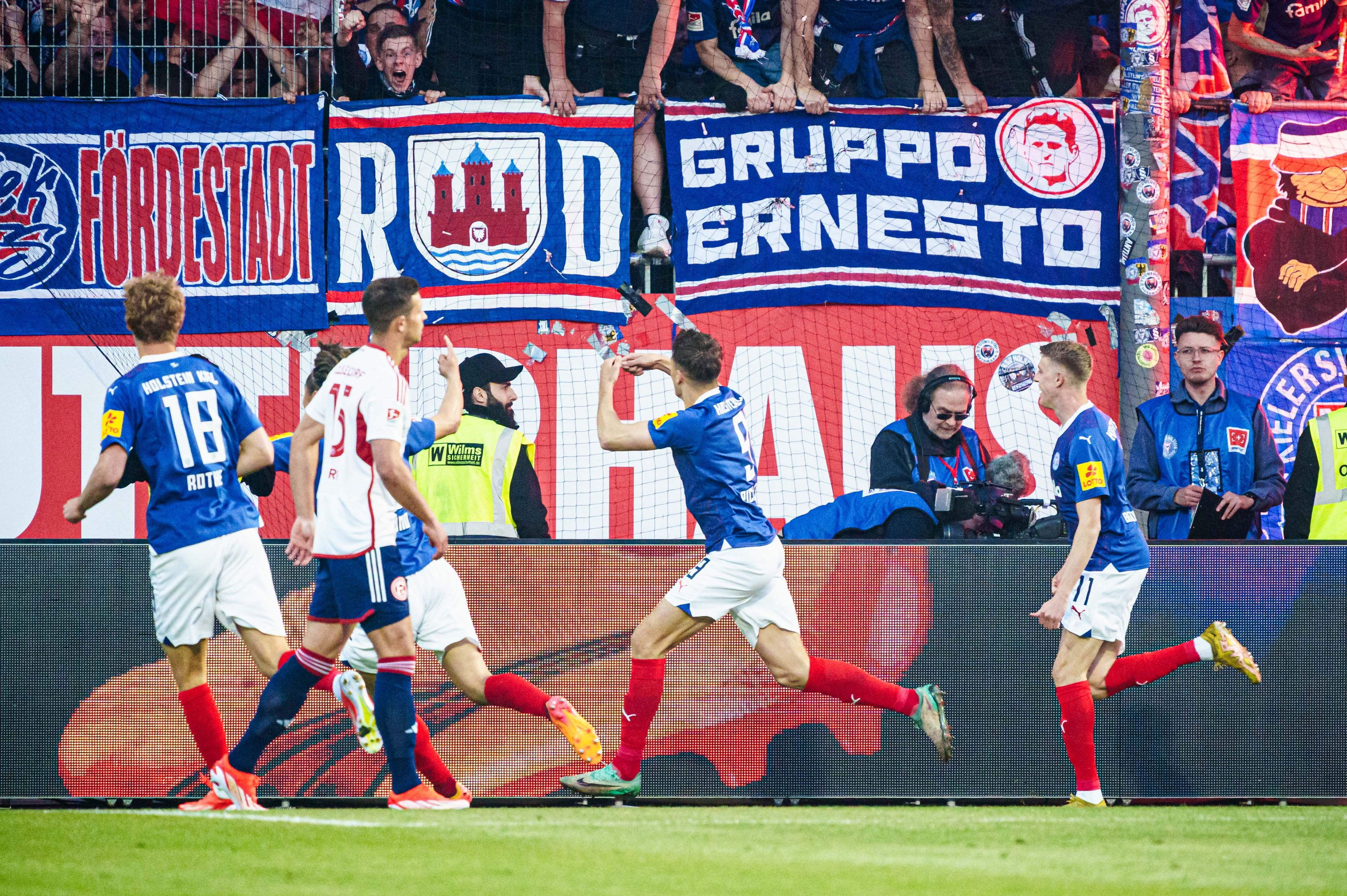 Benedikt Pichler jubelt vor den Kiel-Fans.
