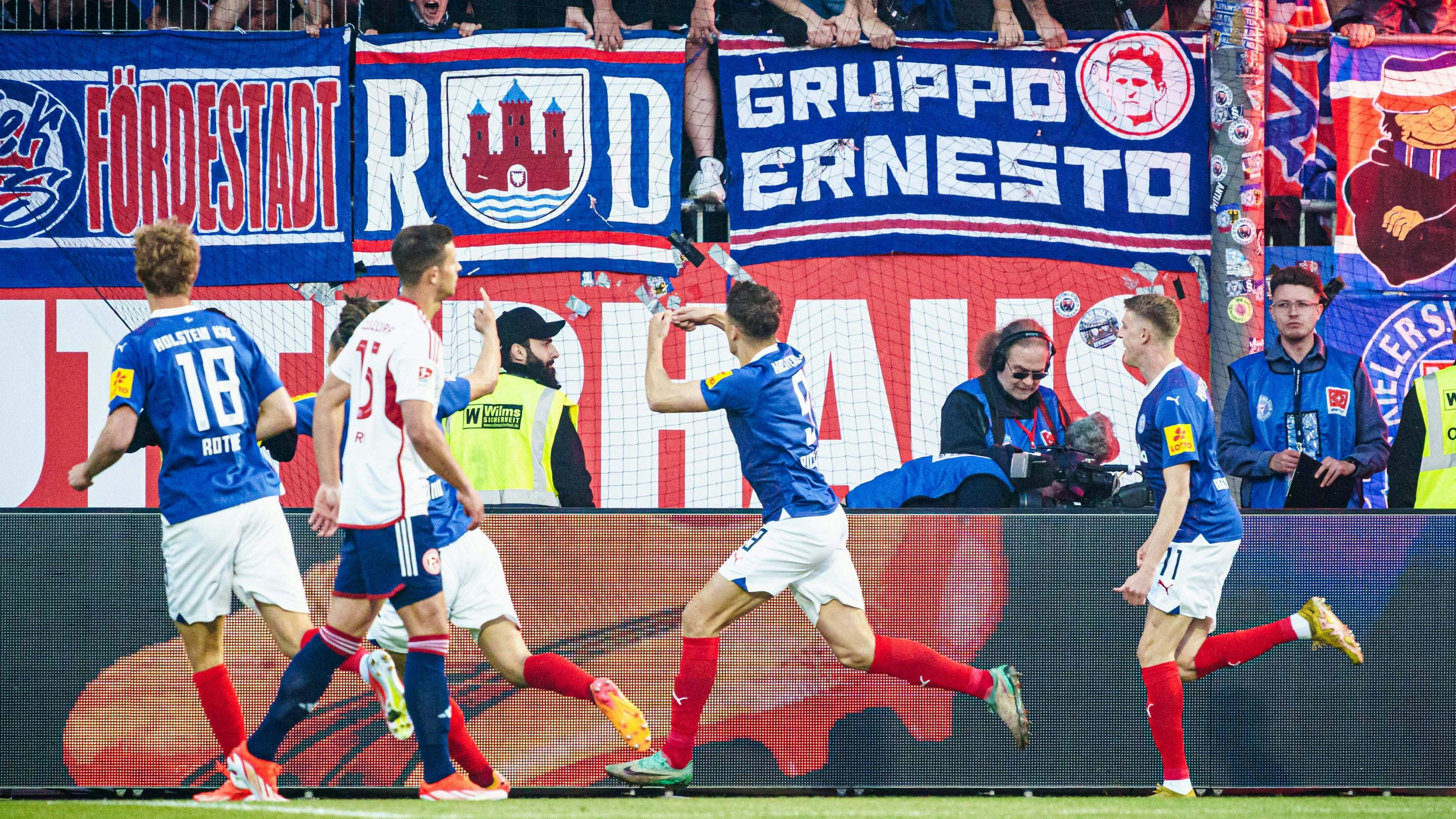 Benedikt Pichler jubelt vor den Kiel-Fans.