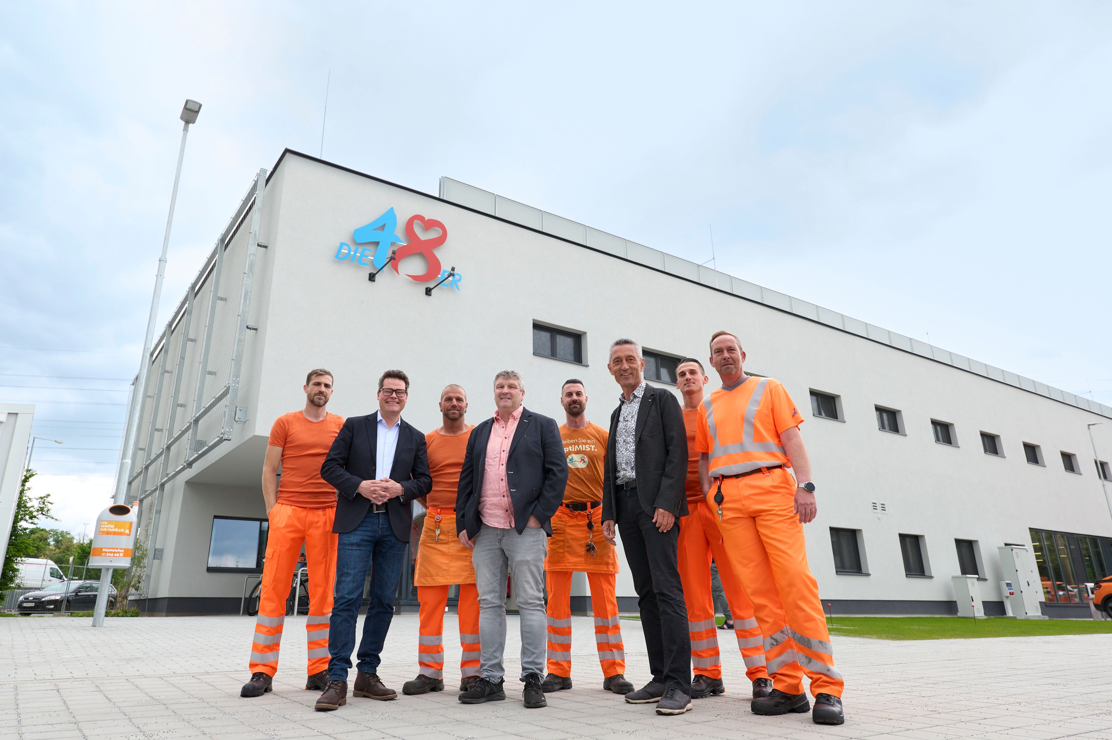 Stadtrat Jürgen Czernohorszky mit MA 48-Mitarbeitern vor dem neuen Recycling-Gebäude