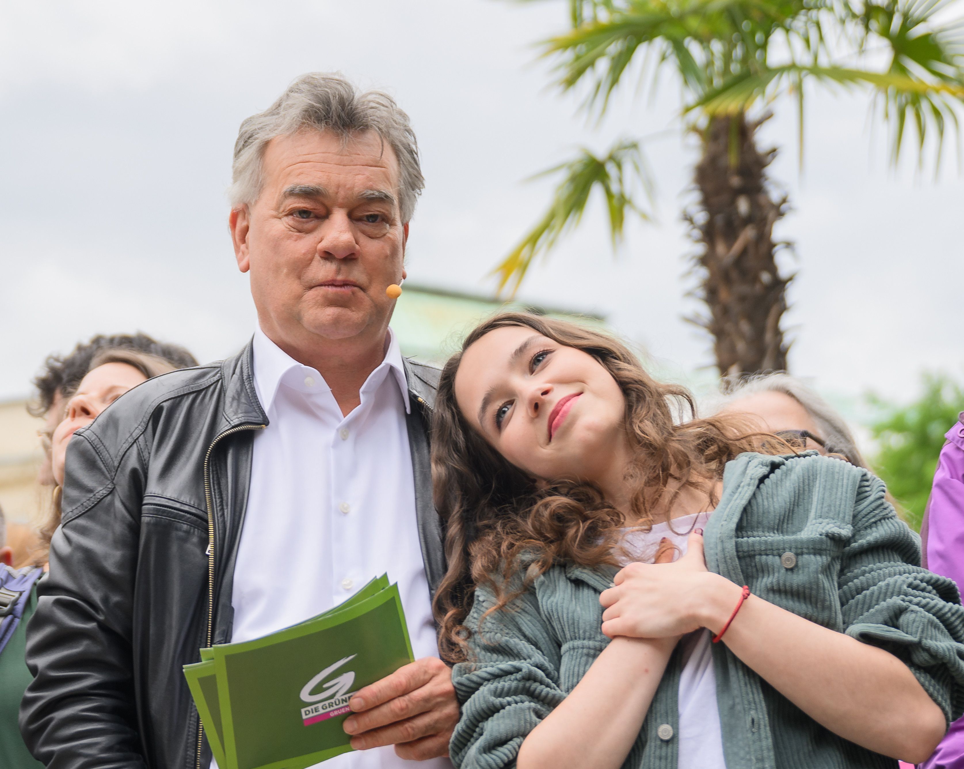 Vizekanzler Werner Kogler stärkt Lena Schilling den Rücken.