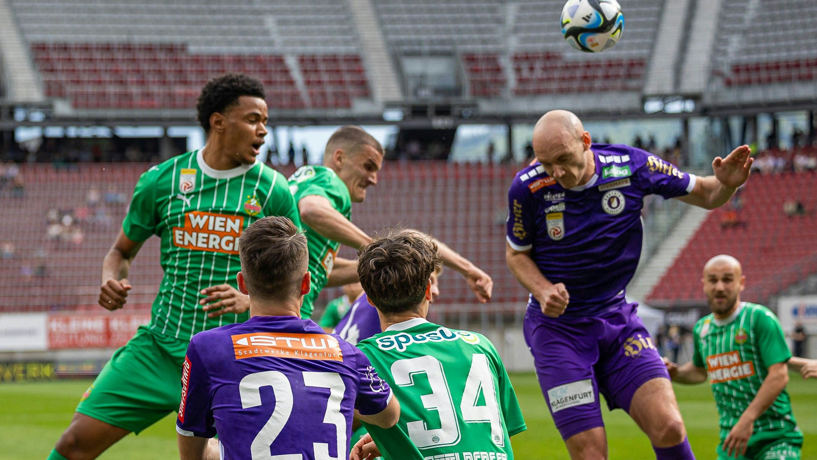 Mayulu (l.) erzielte sein sechstes Liga-Tor.