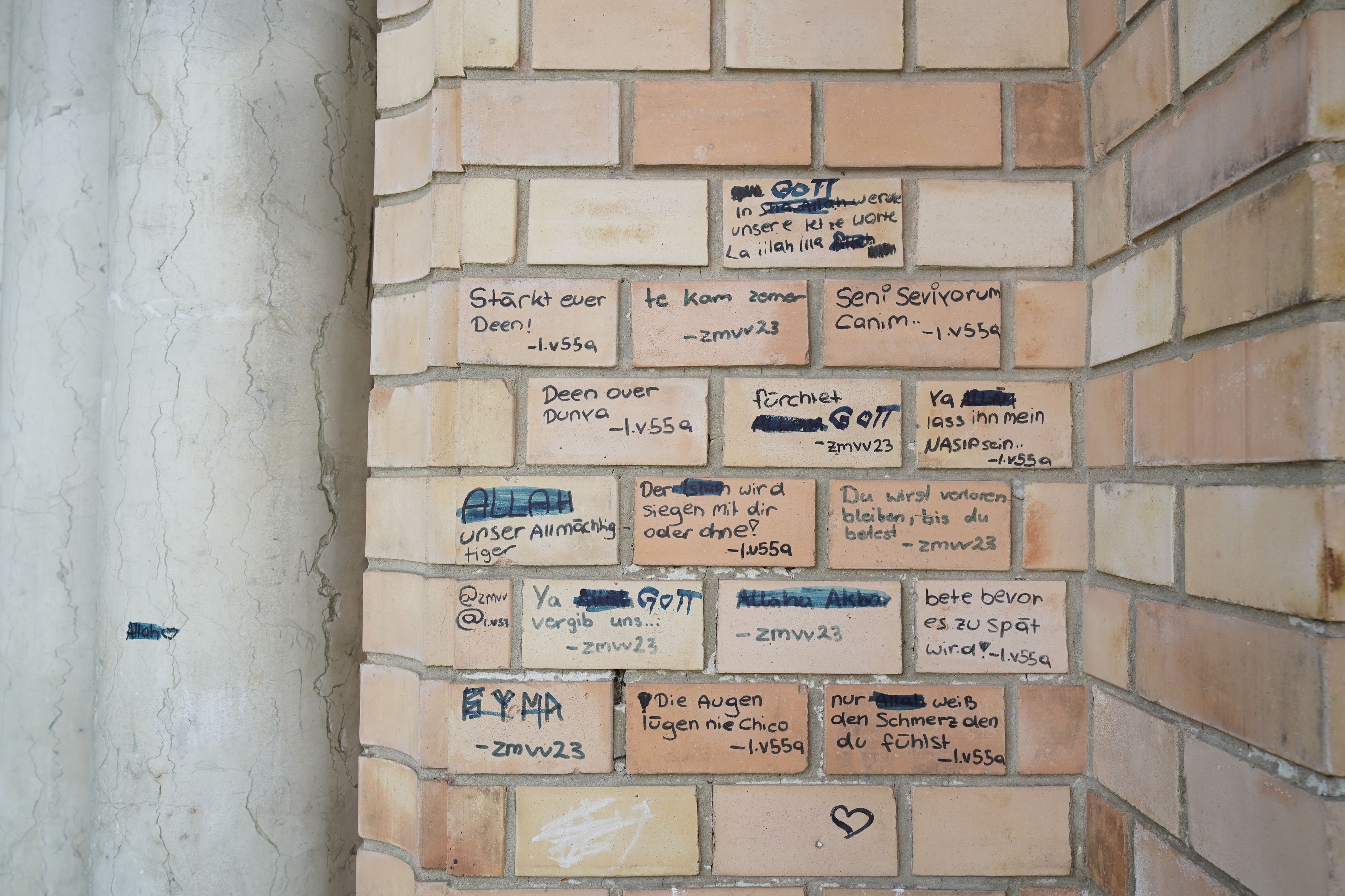 Die Mauer der Kirche St. Anton in Favoriten wurde mit islamischen Sprüchen beschmeirt.