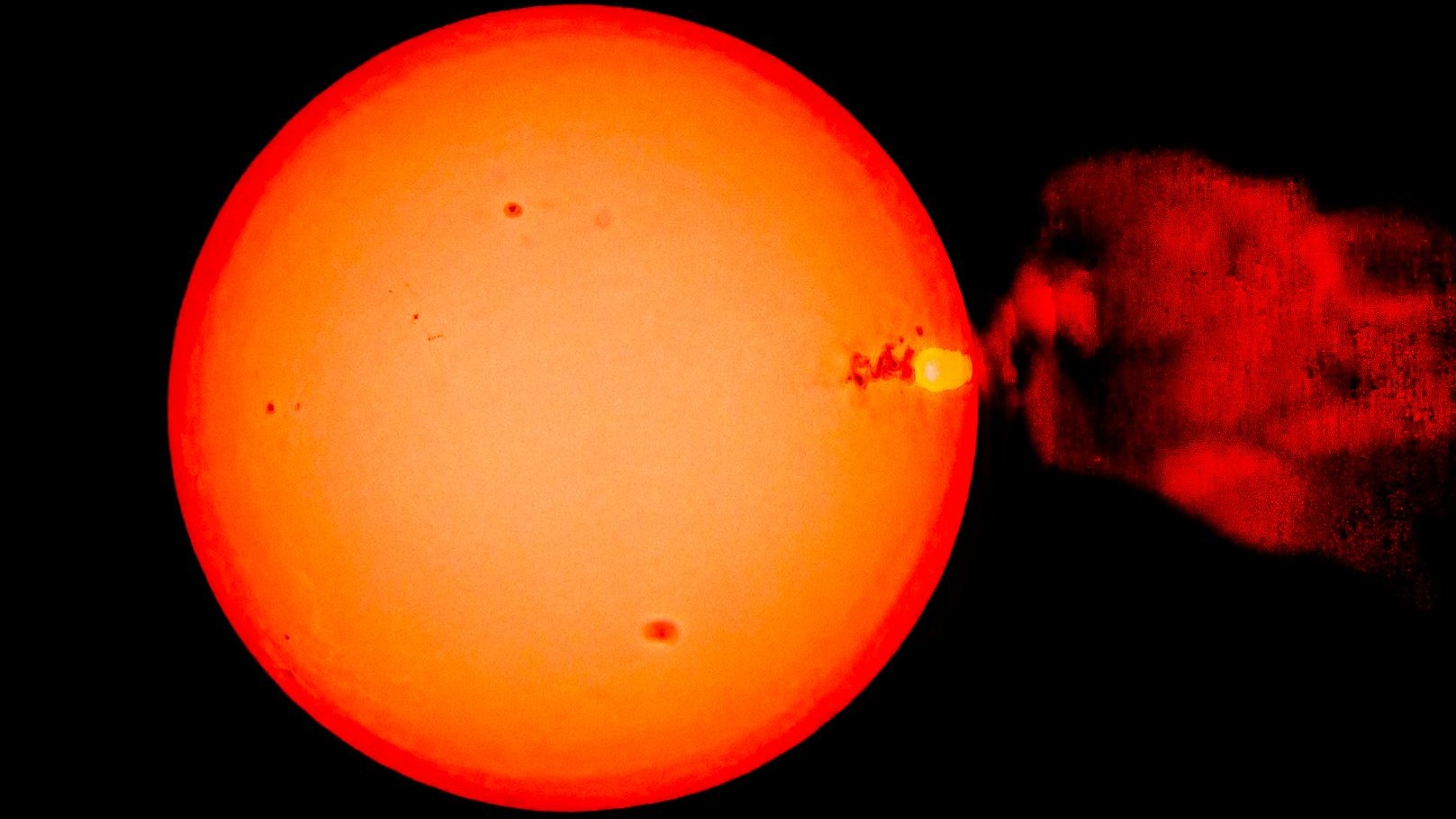 <em>"Heute"</em>-Fotograf Mike Wolf knipste am Samstag das einmalige Foto: Zu sehen ist ein koronaler Massenauswurf ‒ diese führen aktuell in Österreich zu Polarlichtern.