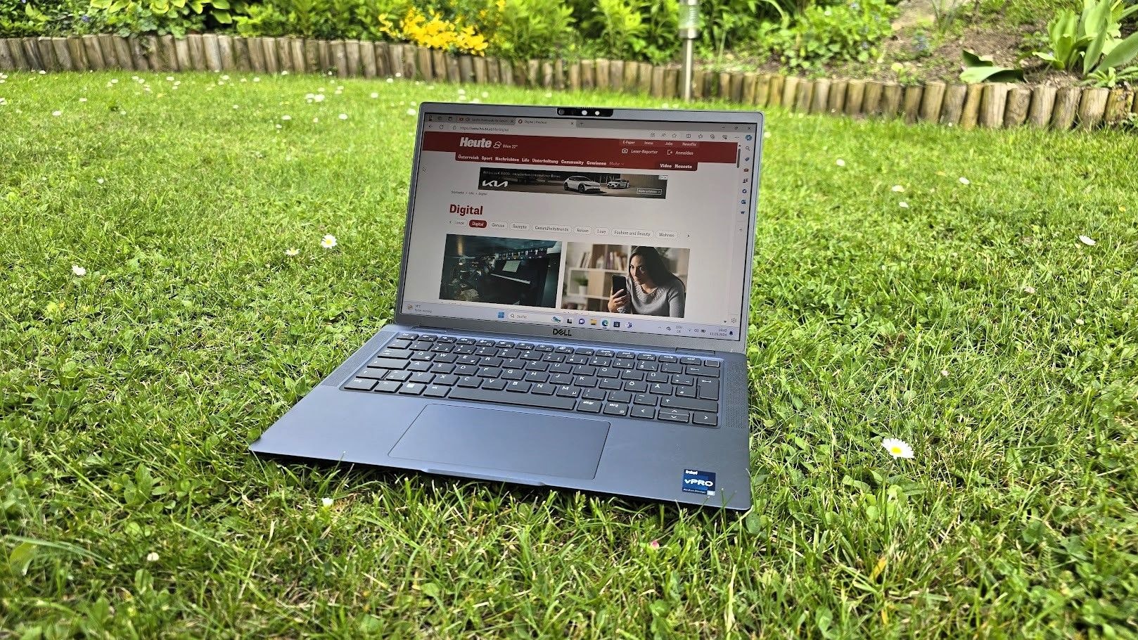 Das matte Display besitzt eine ausreichend hohe Helligkeit, dass es auch im Freien und in der Sonne uneingeschränkt nutzbar ist
