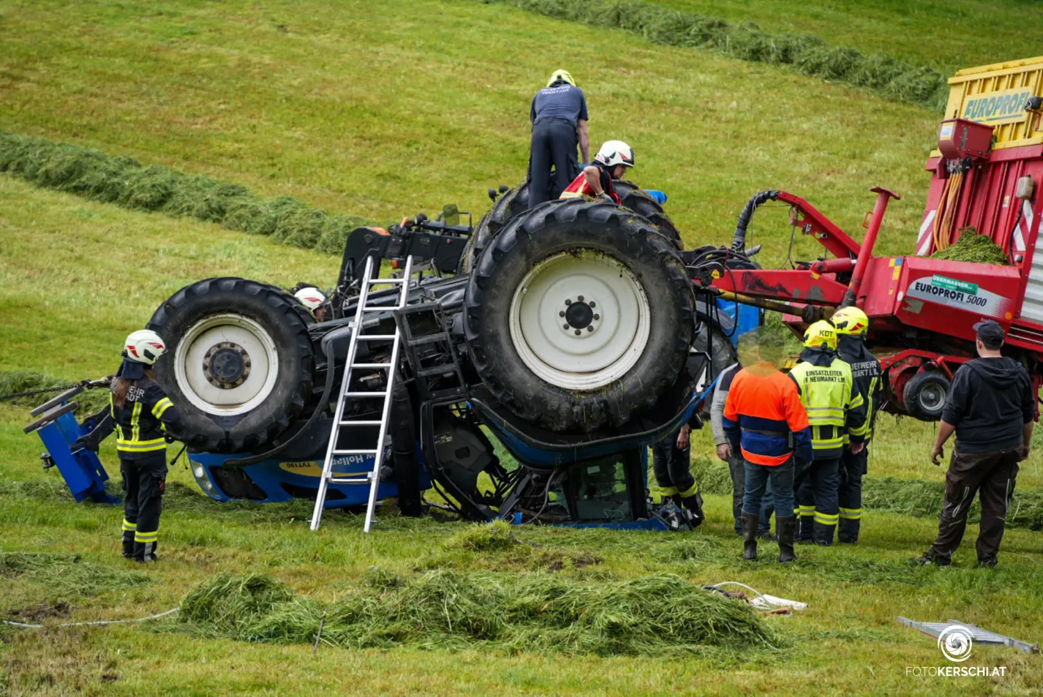 Ein Riesenglück hatte der junge Landwirt, der sich mit dem Traktor überschlug. 