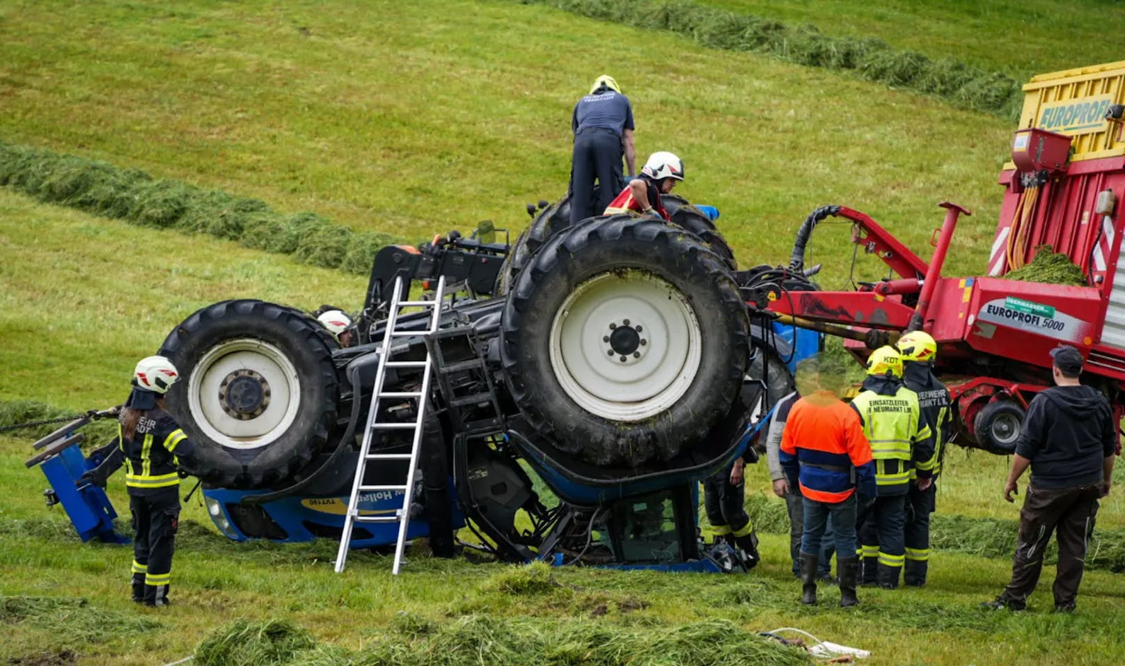 Traktor landet am Dach, Landwirt bleibt unverletzt