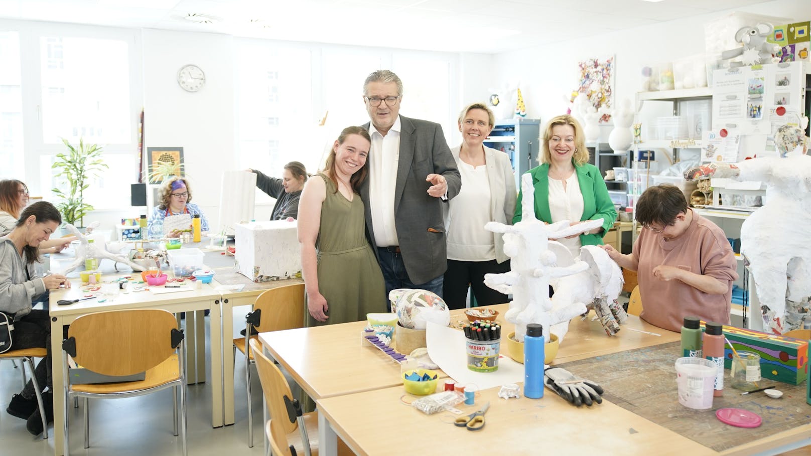 Stadtrat Peter Hacker zu Besuch am neuen Standort.