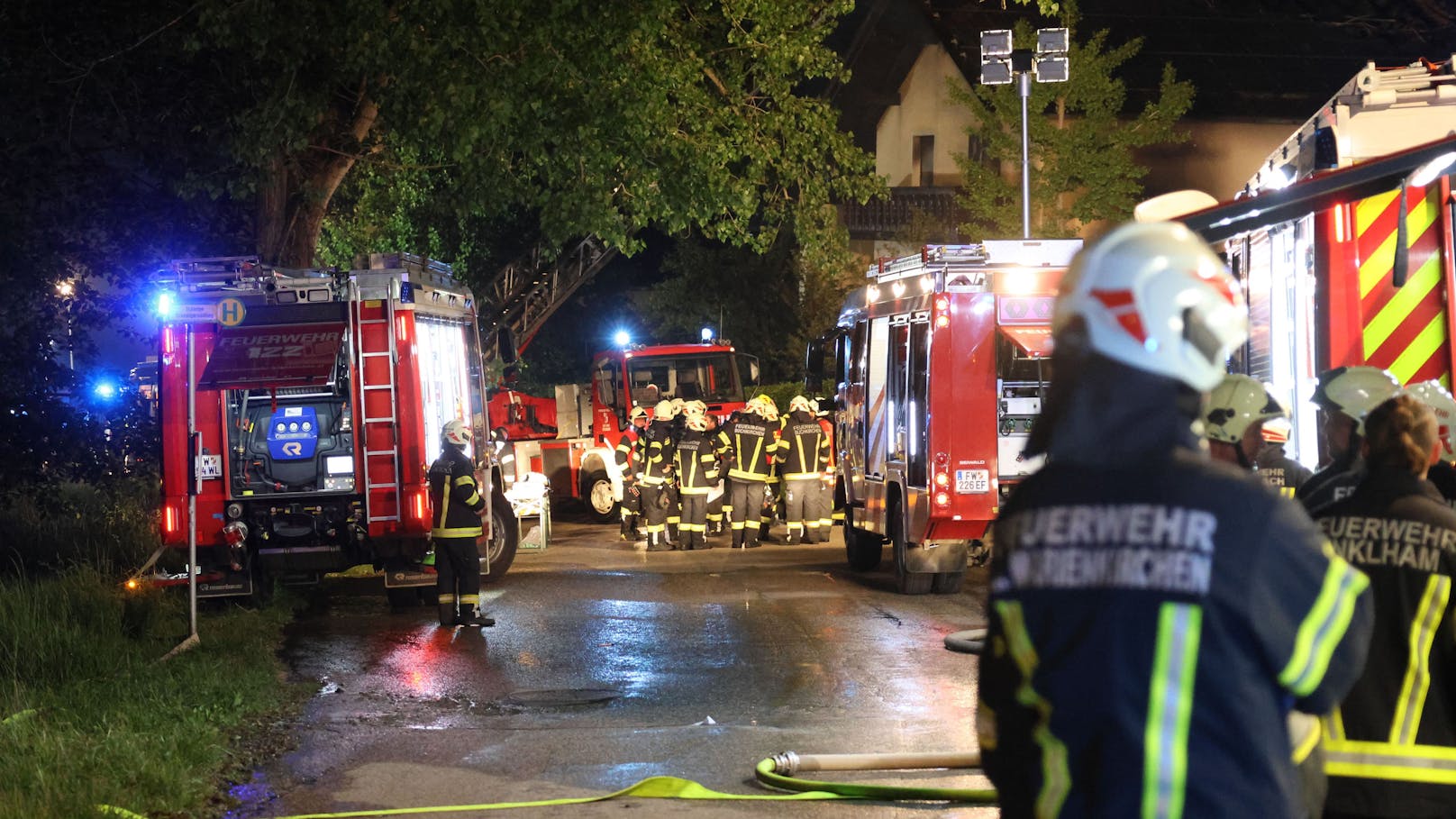 Zwölf Feuerwehren standen am späten Sonntagabend bei einem Großbrand eines Wohnhauses in Scharten (Bezirk Eferding) im Einsatz.