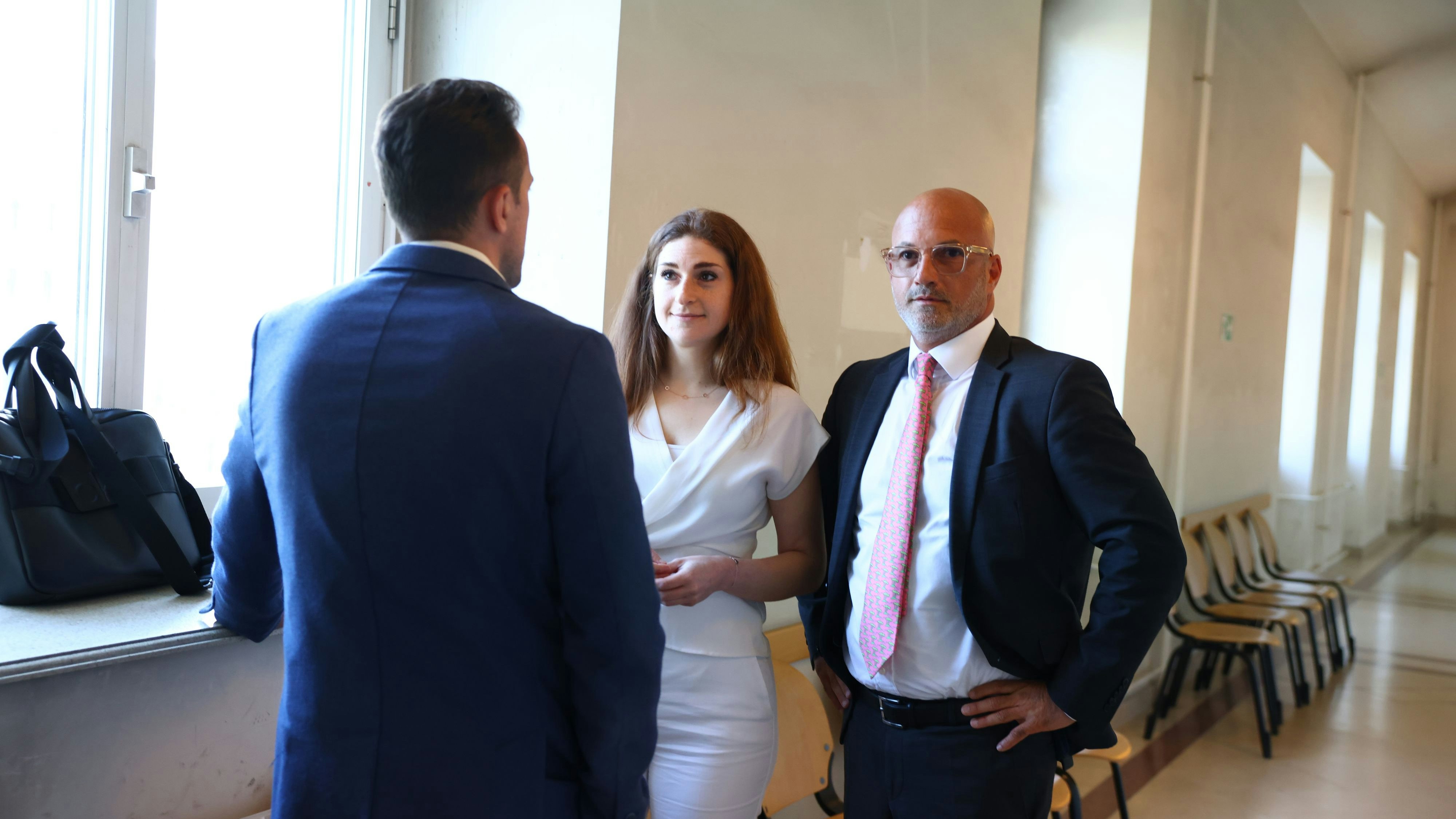 Top-Anwalt Nikolaus Rast mit Mitarbeiterin Melanie Kolar und dem Mandanten (l.).