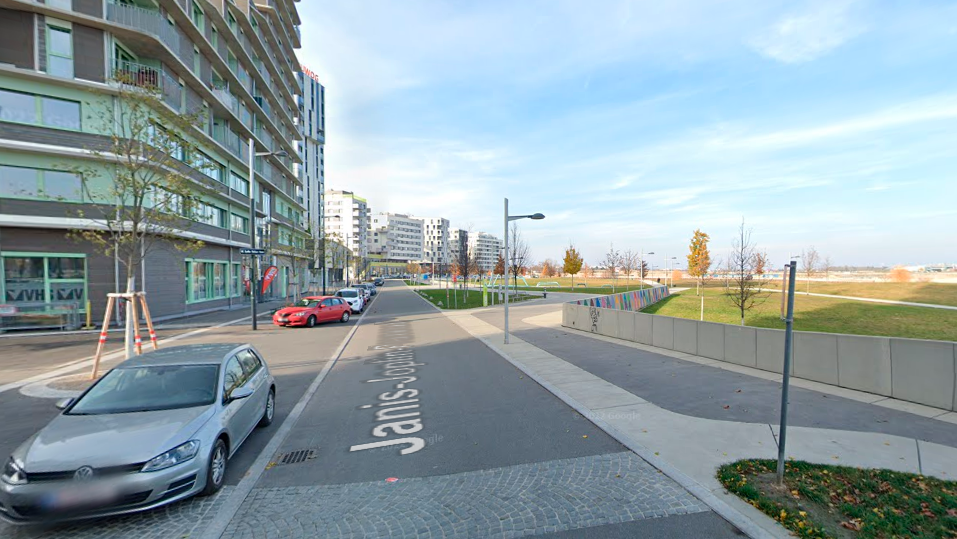 Blick in die Janis-Joplin-Promenade am See der Wiener Seestadt.