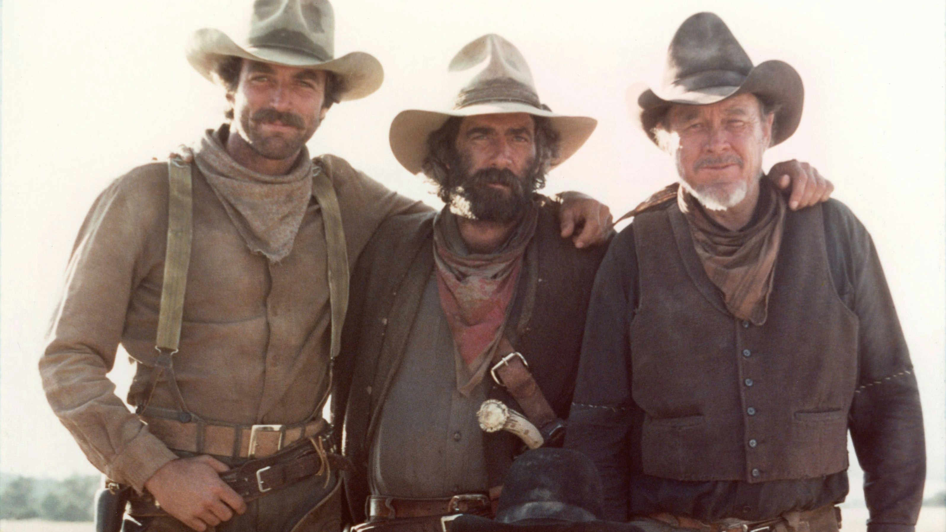 Mit seinem Freund Sam Elliott (Mitte) am Set von "die Sacketts"