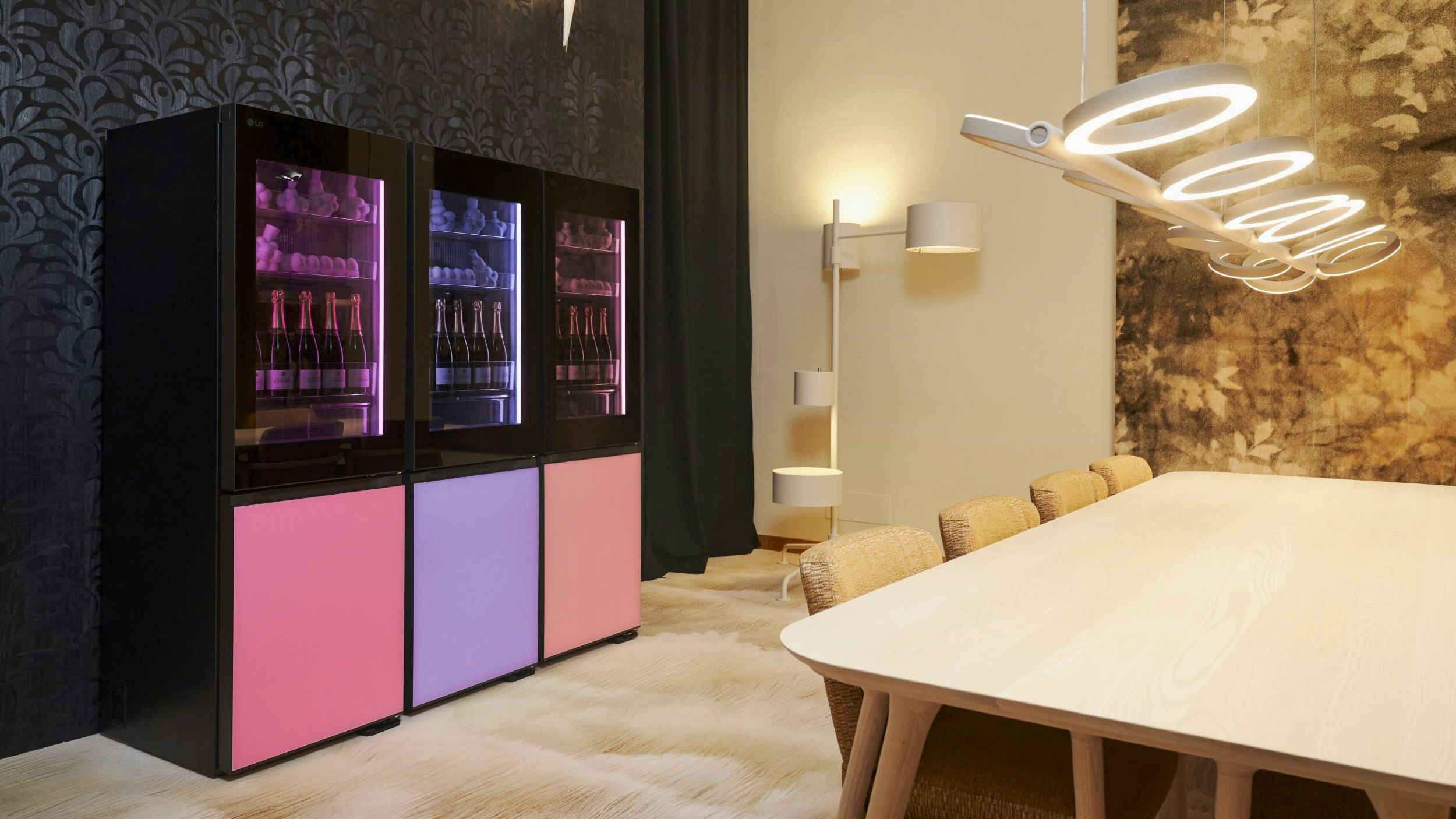 Mit zweimaligem Tippen auf das InstaView-Panel, das über eine elegante Spiegelglasoberfläche verfügt, wird das Innere des Kühlschranks sofort beleuchtet. 