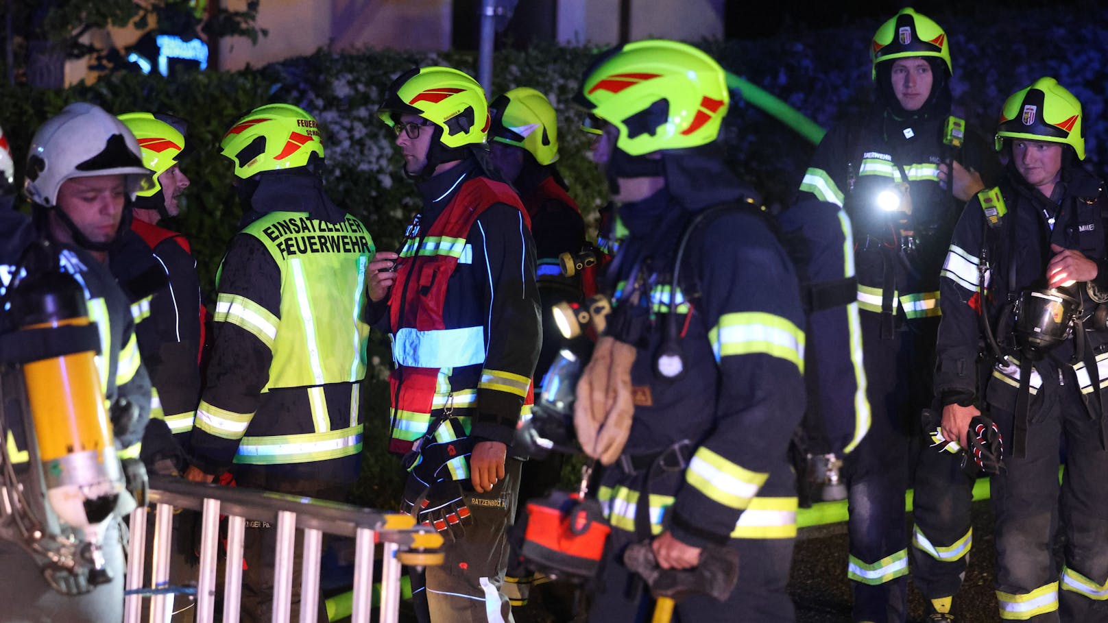 Zwölf Feuerwehren standen am späten Sonntagabend bei einem Großbrand eines Wohnhauses in Scharten (Bezirk Eferding) im Einsatz.