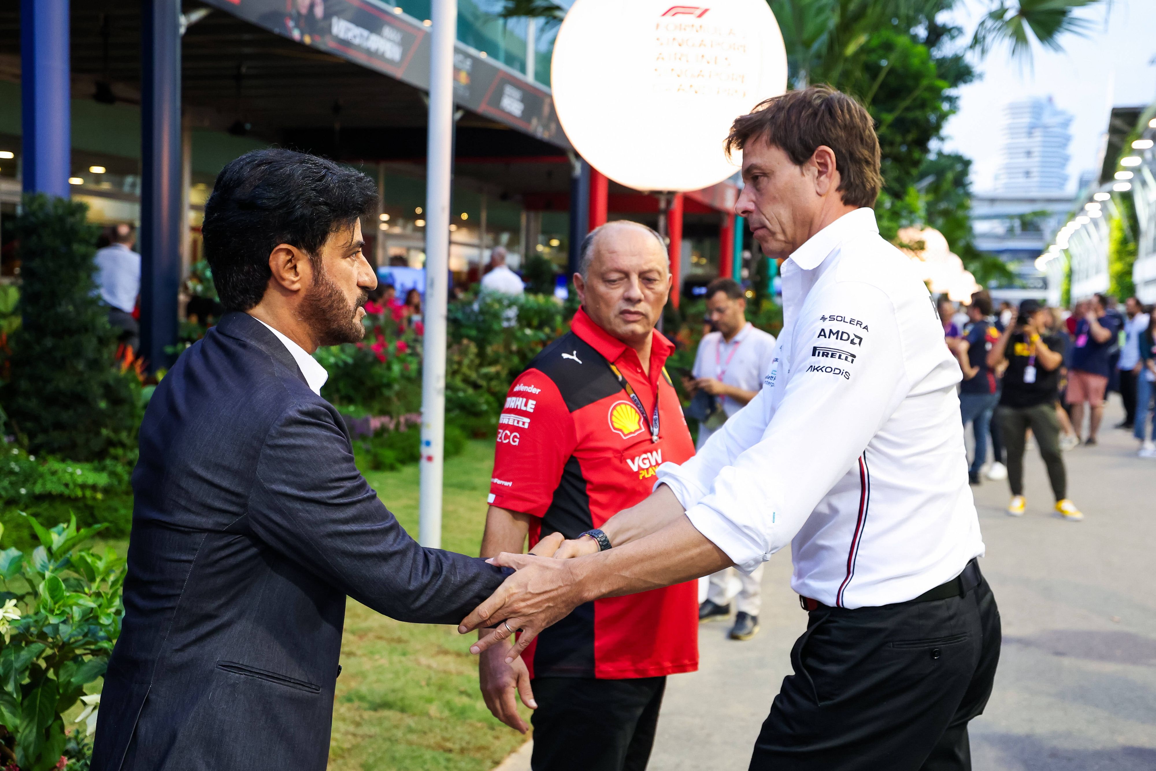 Mercedes-Teamchef Toto Wolff mit Frederic Vasseur von Ferrari – links FIA-Präsident Mohammed Ben Sulayem.