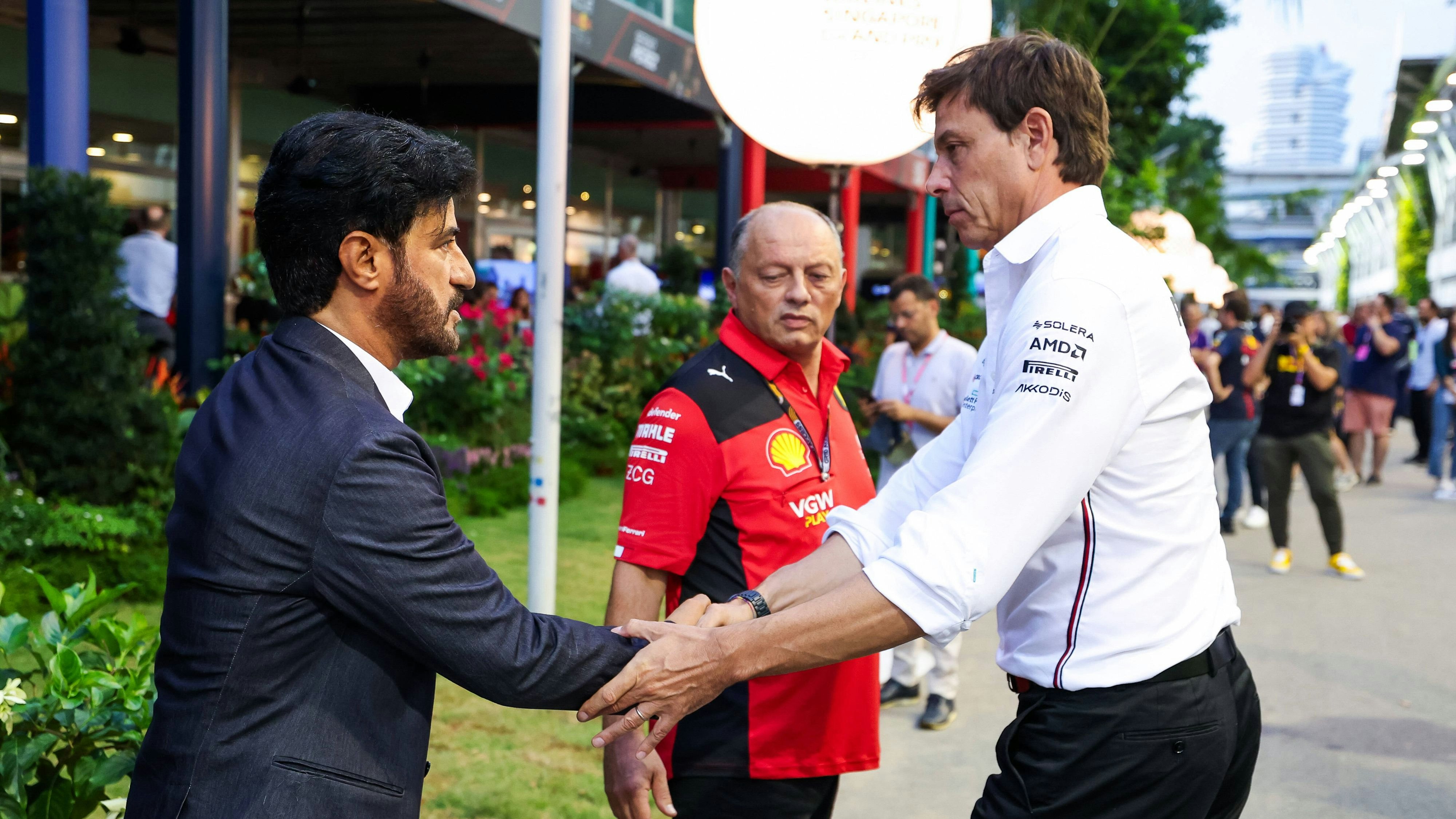 Mercedes-Teamchef Toto Wolff mit Frederic Vasseur von Ferrari – links FIA-Präsident Mohammed Ben Sulayem.
