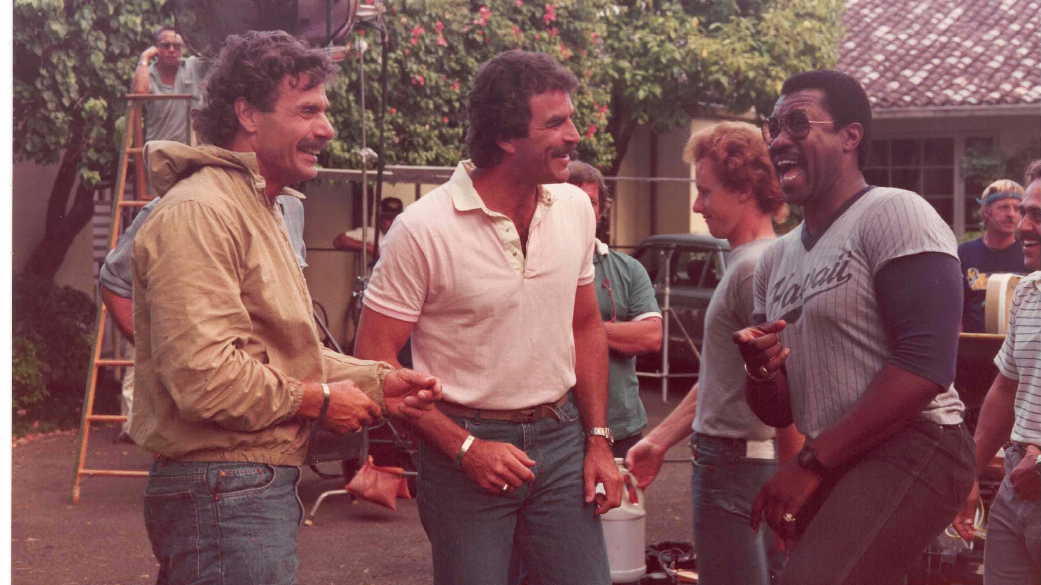 Mit Roger E. Mosley (r.) und seinem Stuntdouble Tom Lupo auf Hawaii