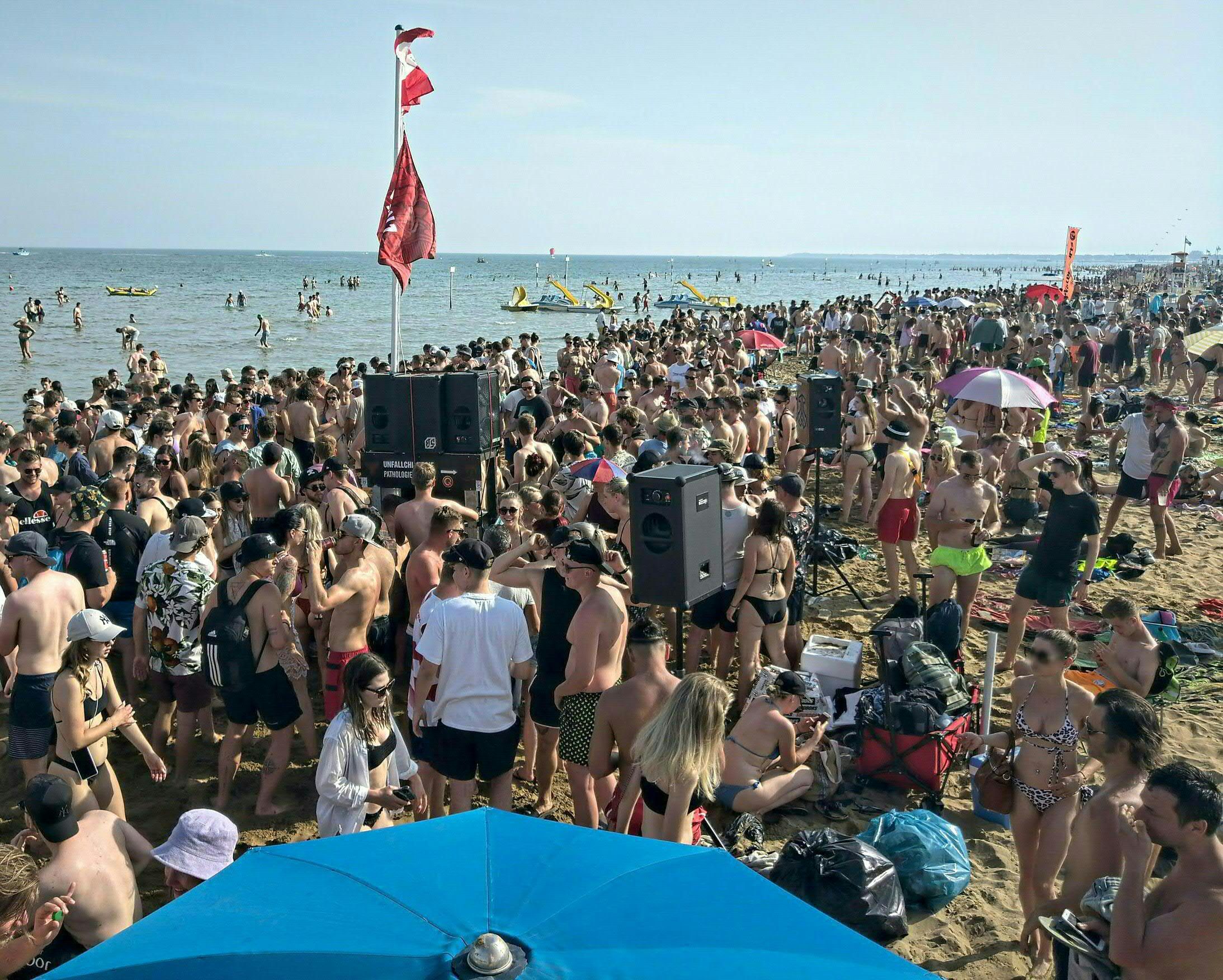 Jedes Jahr zieht es zahlreiche feierwütige Österreicherinnen und Österreicher zu Pfingsten in den italienischen Badeort Lignano.