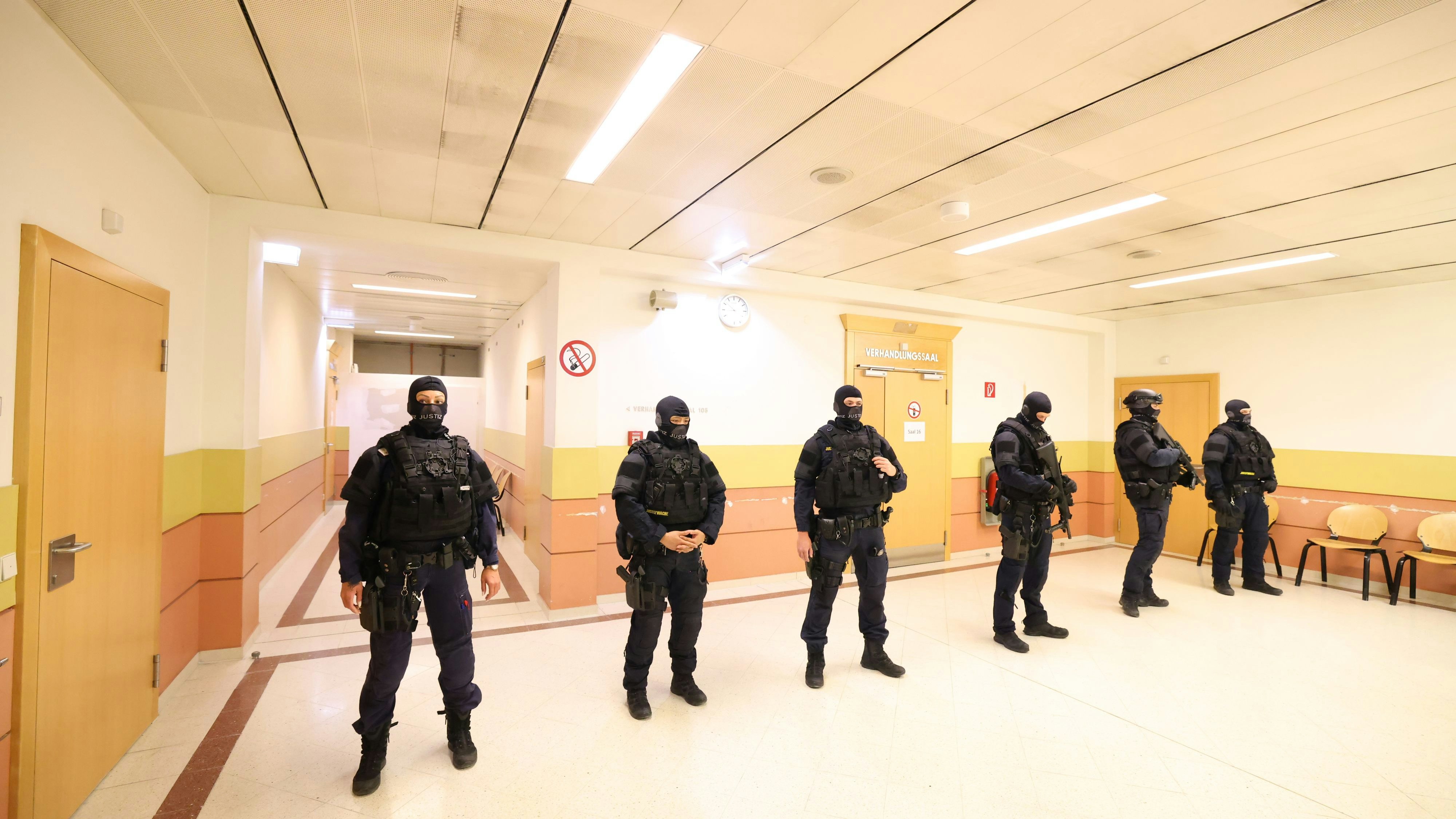 Beamte sicherten den Gerichtssaal in Wien.