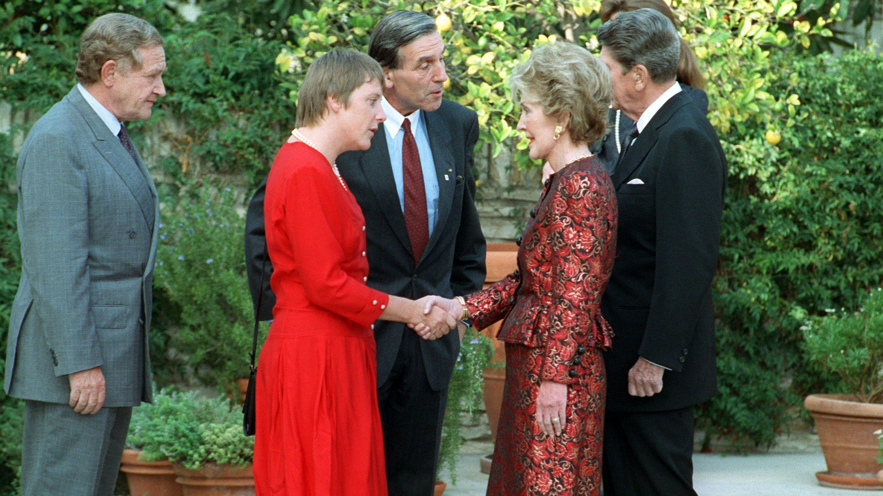 Die damalige Familienministerin Angela Merkel 1991 in Los Angeles mit Ronald und Nancy Reagan