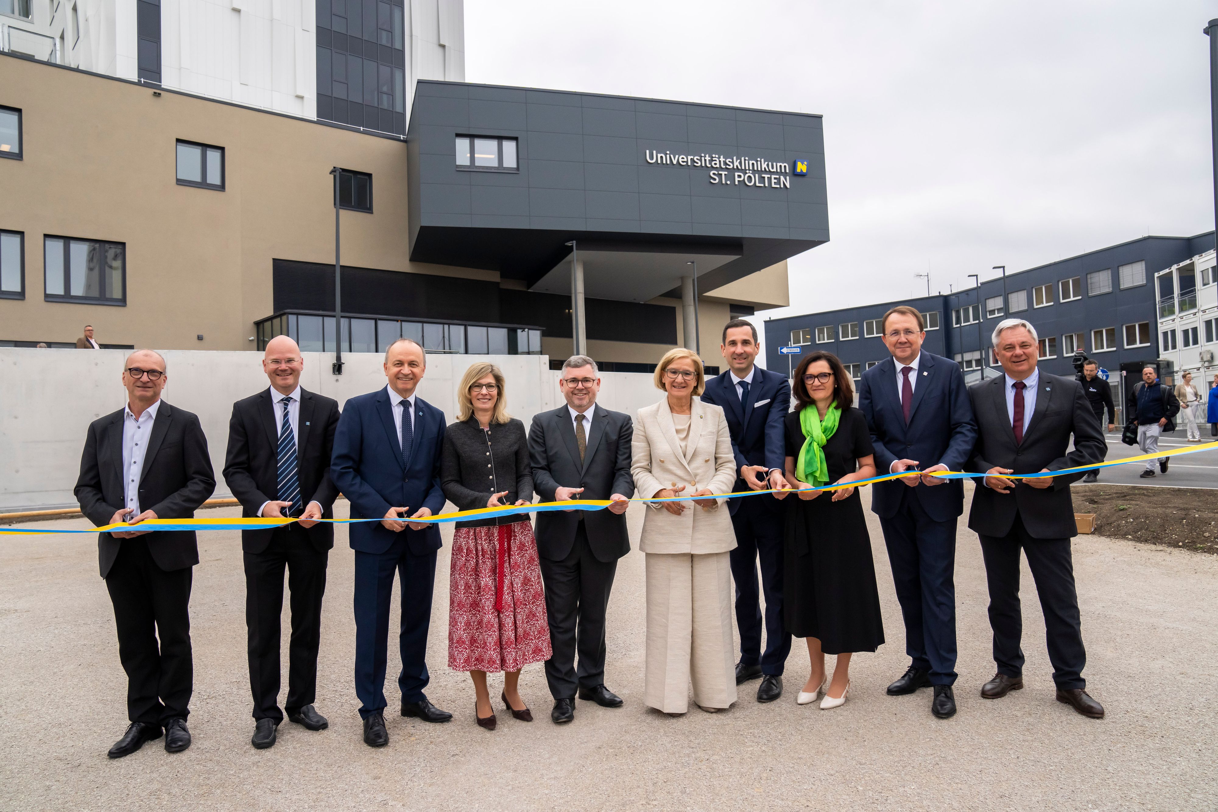 Bei der feierlichen Eröffnung von Haus D fand sich auch die NÖ-Politikprominenz im Uniklinikum ein - Landeshauptfrau Johanna Mikl-Leitner (Fünfte von rechts) sprach von einem 