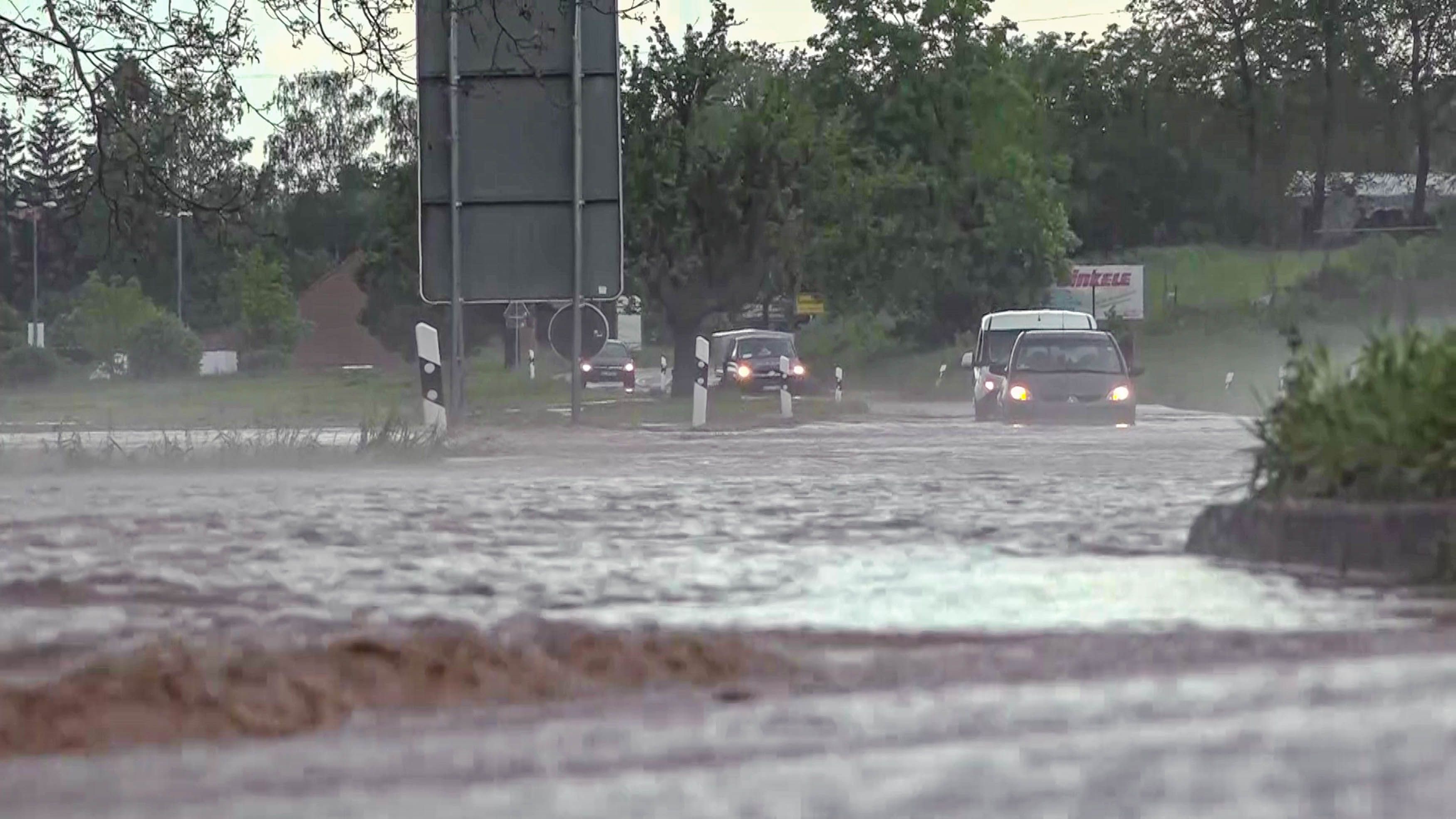 Schlamm von den Feldern wurde auf die Straße geschwemmt. Teile der Ortsstraße mussten gesperrt werden.