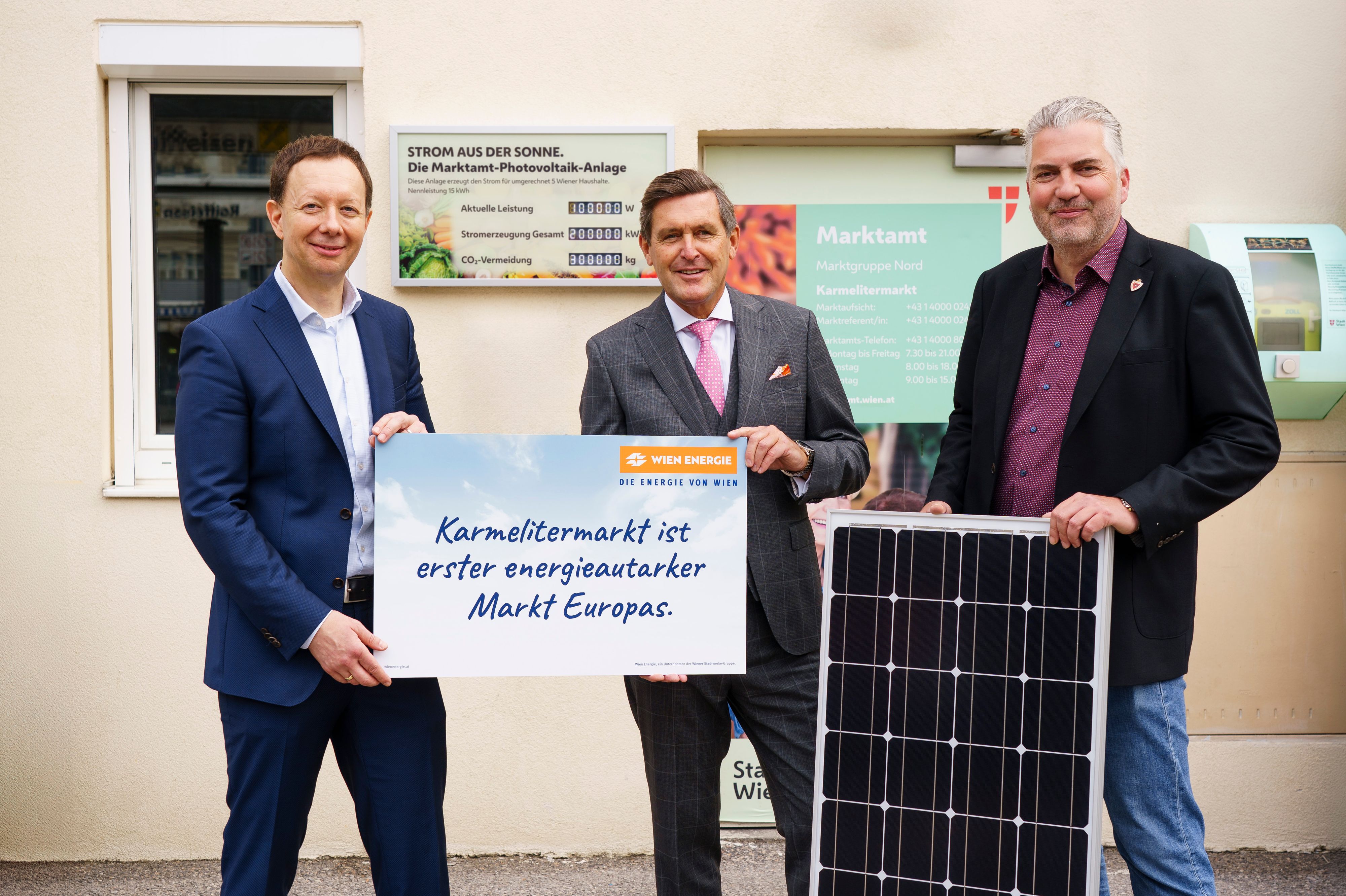 Wien Energie-Geschäftsführer Karl Gruber, Finanzstadtrat Peter Hanke und Alexander Hengl vom Wiener Marktamt (v.l.) bei der Präsentation der Photovoltaik-Anlage für den Wiener Karmelitermarkt. 