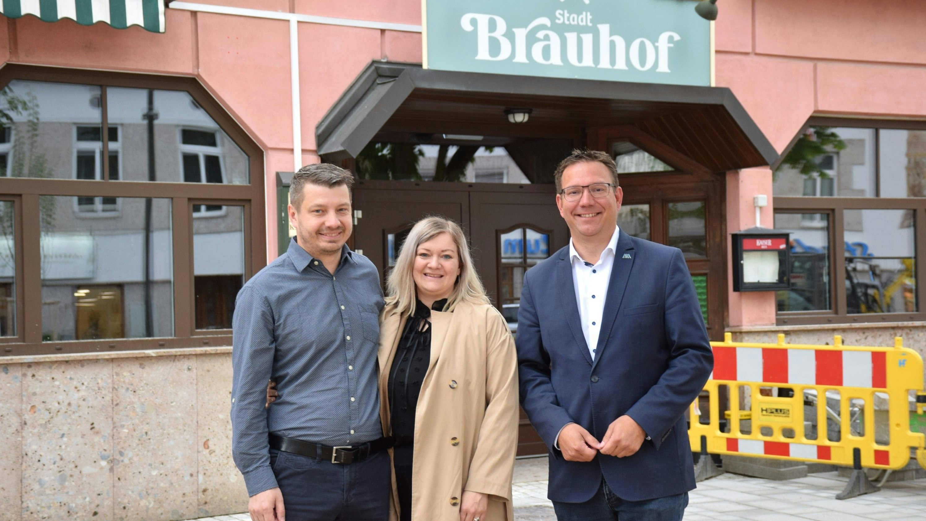 Bürgermeister Christian Haberhauer posiert mit der Familie Weis vor dem Brauhof 