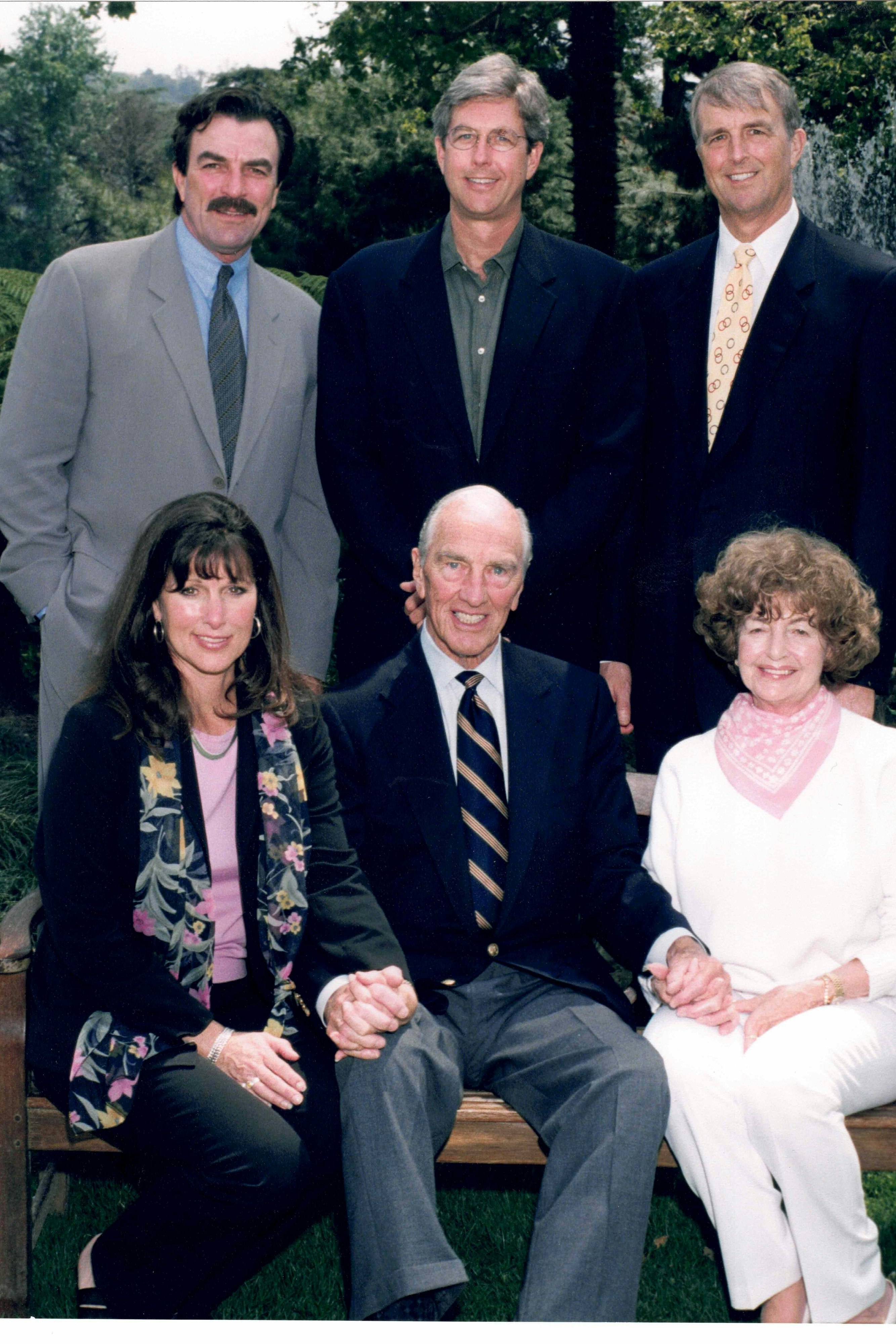 Familienfoto: Tom, Dan, Bob (hinten) und Marti Selleck mit ihren Eltern Martha und Robert Dean Selleck