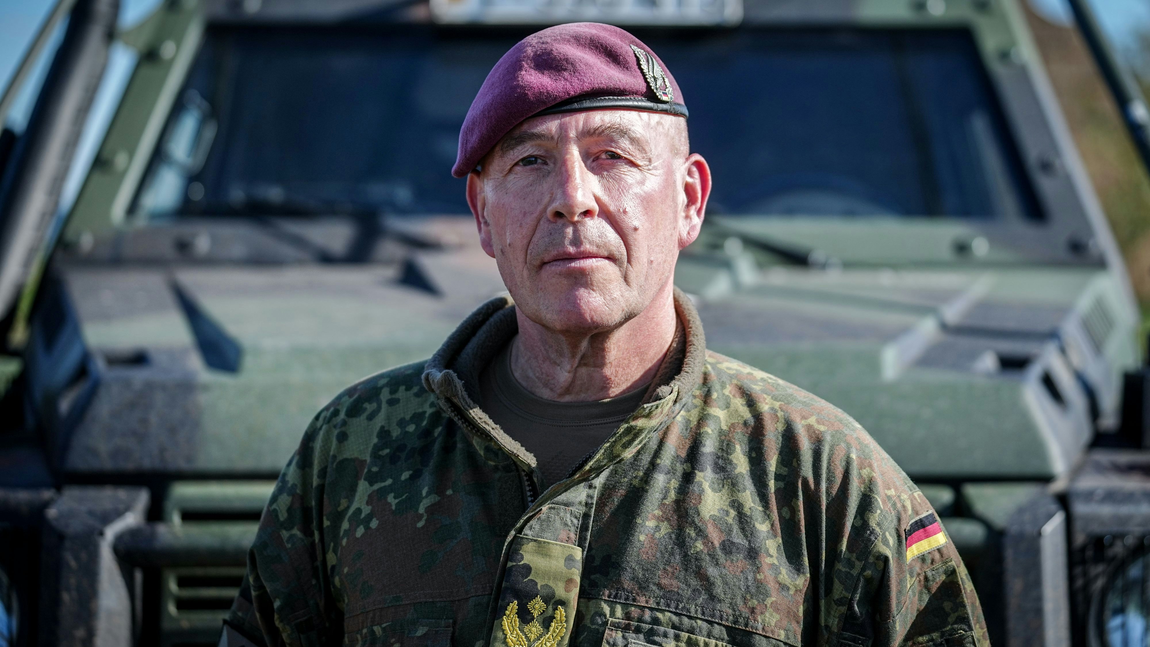 Download von www.picturedesk.com am 13.05.2024 (17:33).  13 May 2024, Romania, Campia Turzii: Major General Dirk Faust from the Rapid Forces Division, pictured during the Swift Response airborne exercise at the 71st Airbase. NATO allies are practising rapid military response here with paratroopers from Germany and other NATO states, having taken off from Hungary and moving to Romania. NATO describes the exercise as the largest airborne operation in Europe since the Second World War. The exercise scenario is the liberation of an airfield against enemy forces. Photo: Kay Nietfeld/dpa - 20240513_PD5390 - Rechteinfo: Rights Managed (RM)