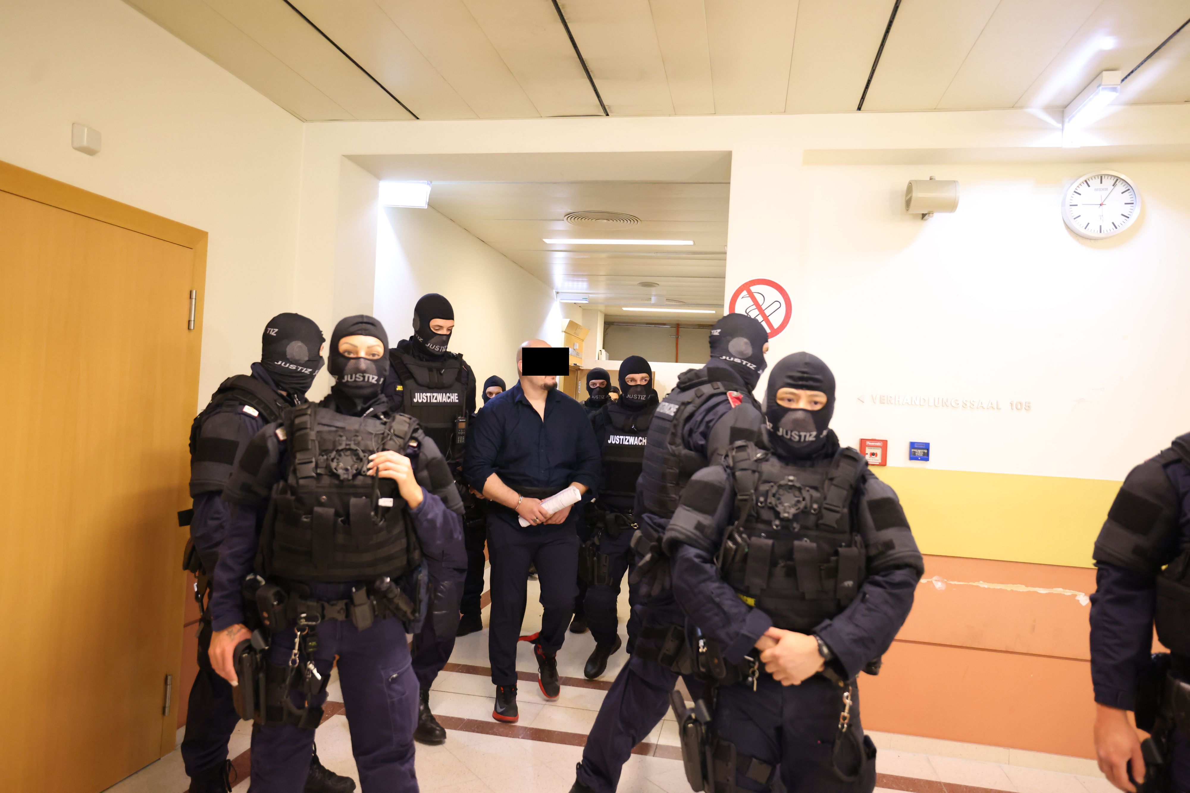 Terror-Prozess gegen Lorenz K.: Schwer bewaffnete Beamte sicherten den Gerichtssaal in Wien.