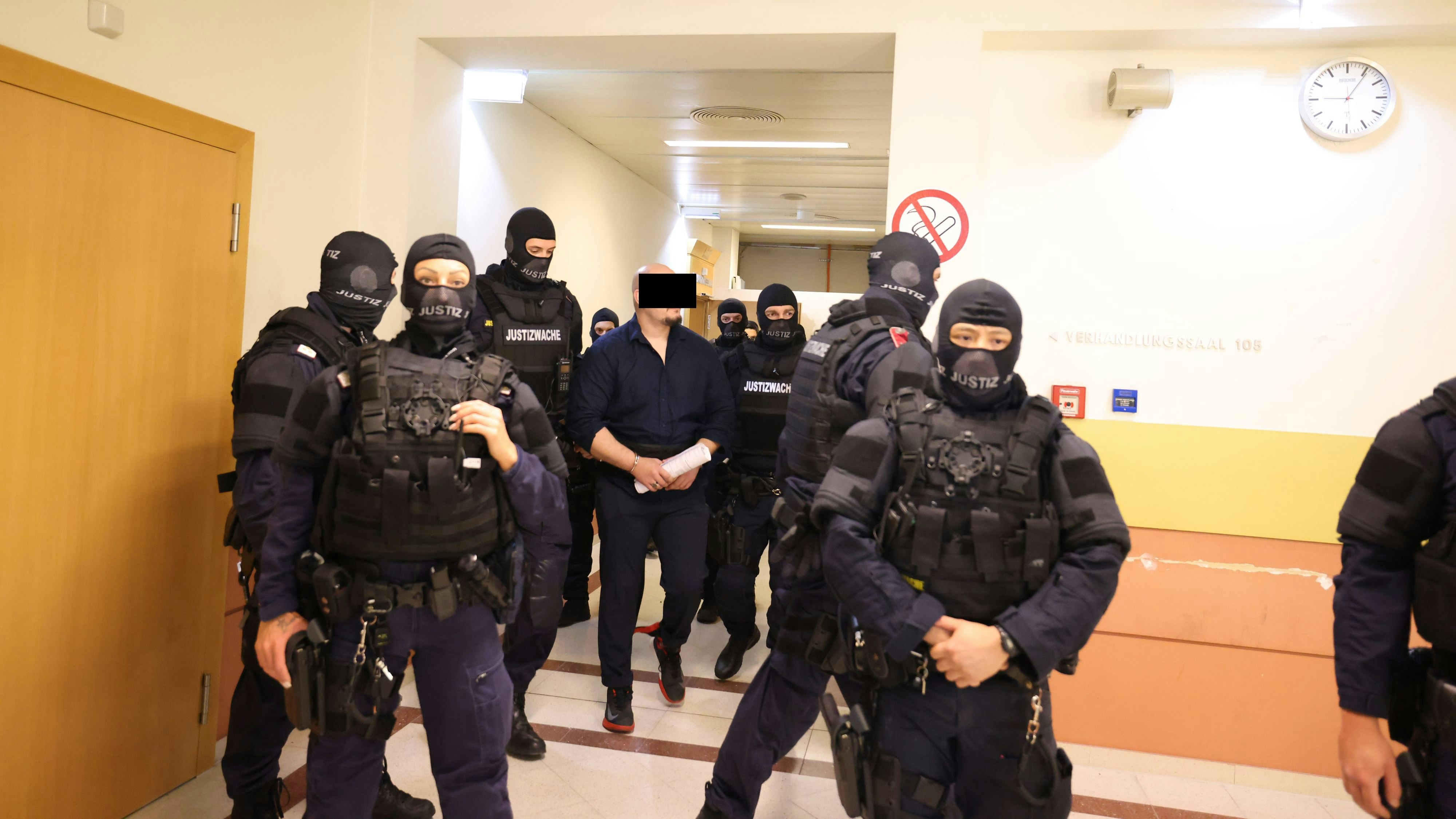 Schwer bewaffnete Beamte sicherten den Gerichtssaal in Wien.