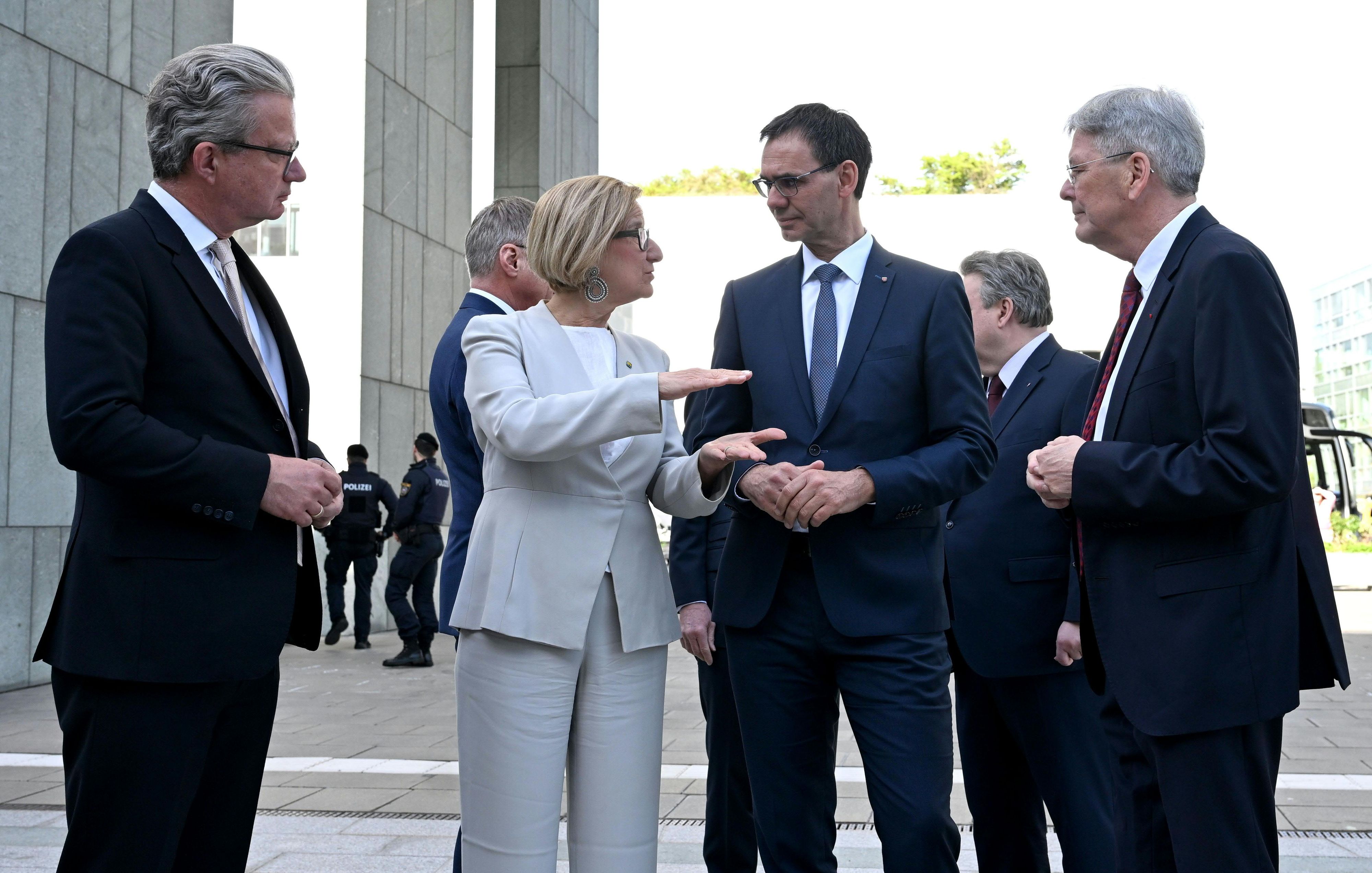 v.l.n.r.: Die Landeshauptleute Christopher Drexler, Johanna Mikl-Leitner, Markus Wallner (alle ÖVP) und Peter Kaiser (SPÖ) am 3. April 2024 in St. Pölten.